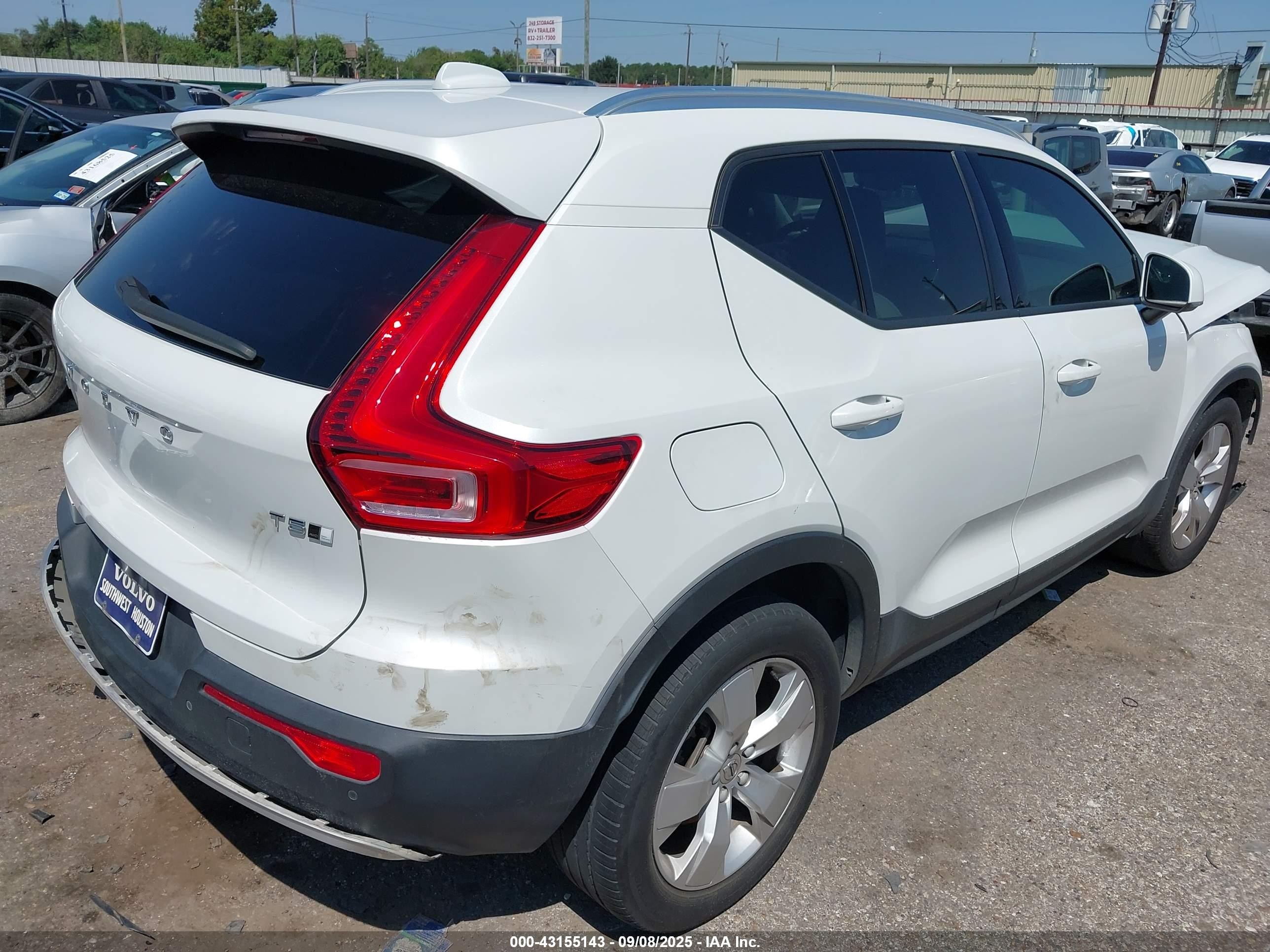 2021 Volvo Xc40 T5 Momentum White vin: YV4162UK7M2464551