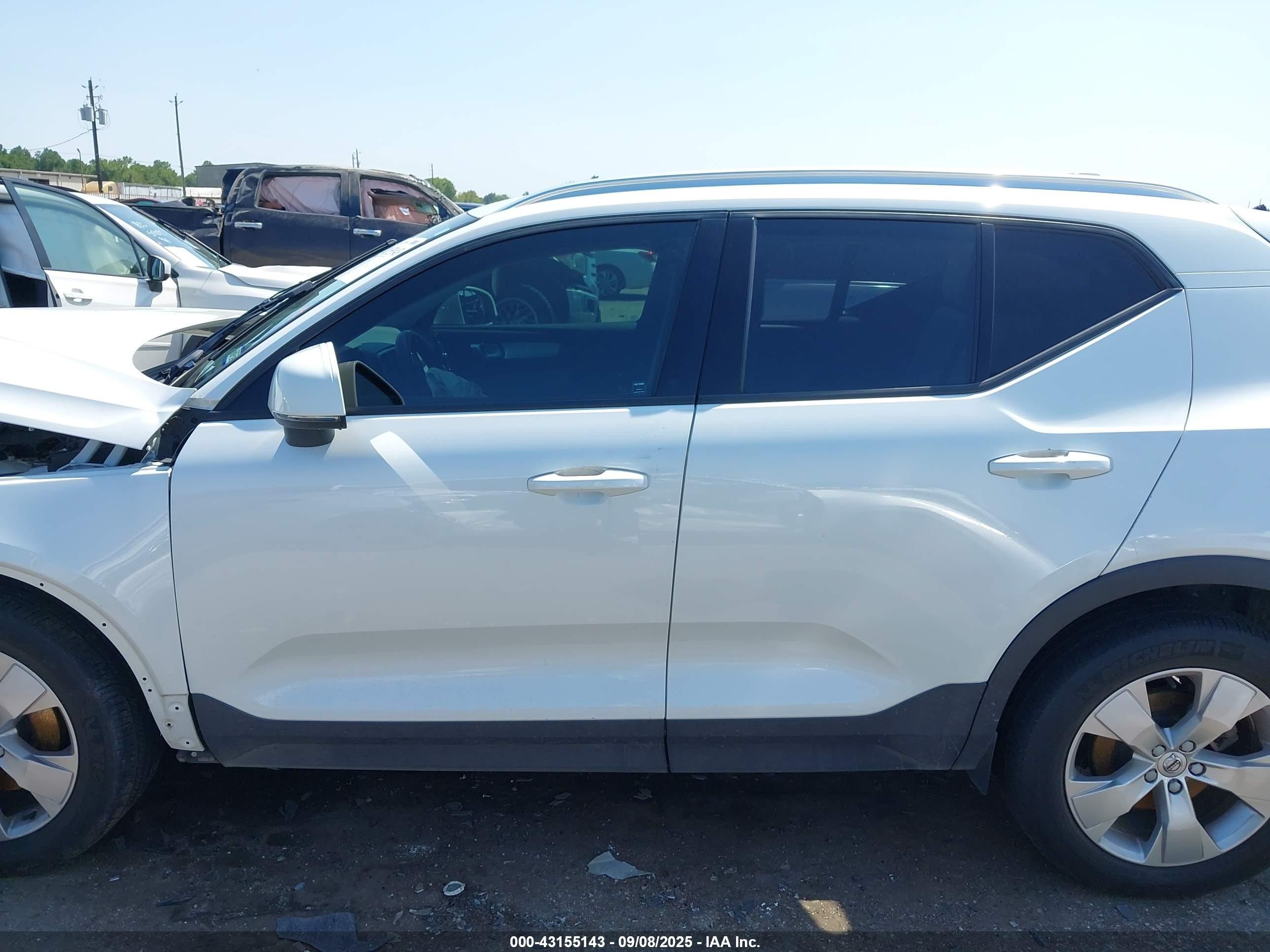2021 Volvo Xc40 T5 Momentum White vin: YV4162UK7M2464551