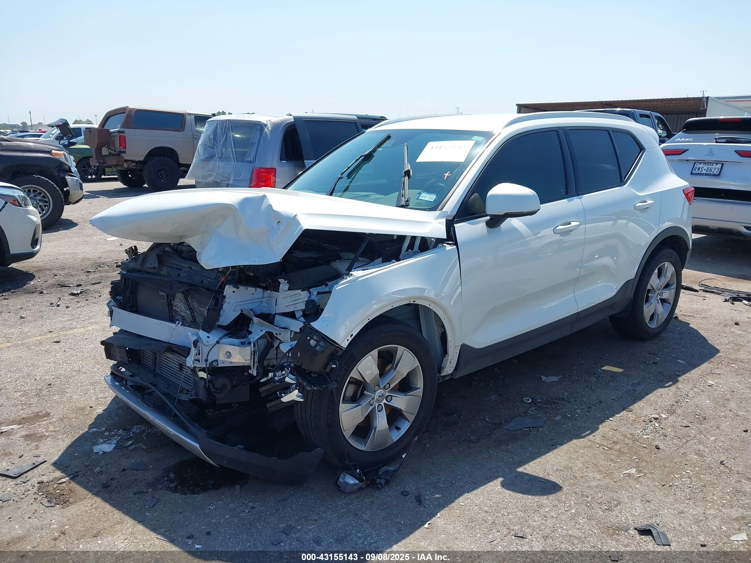 2021 Volvo Xc40 T5 Momentum White vin: YV4162UK7M2464551