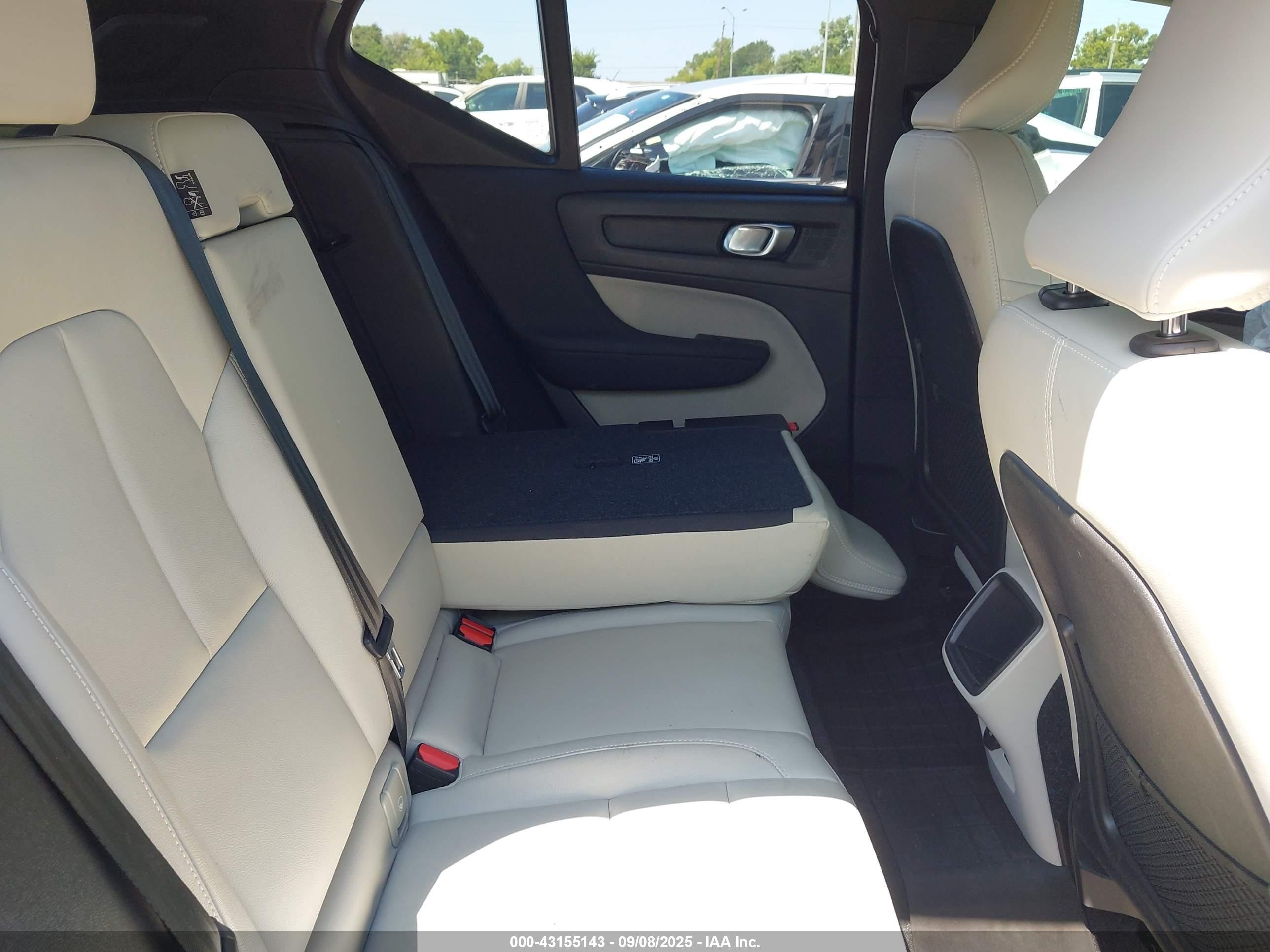 2021 Volvo Xc40 T5 Momentum White vin: YV4162UK7M2464551