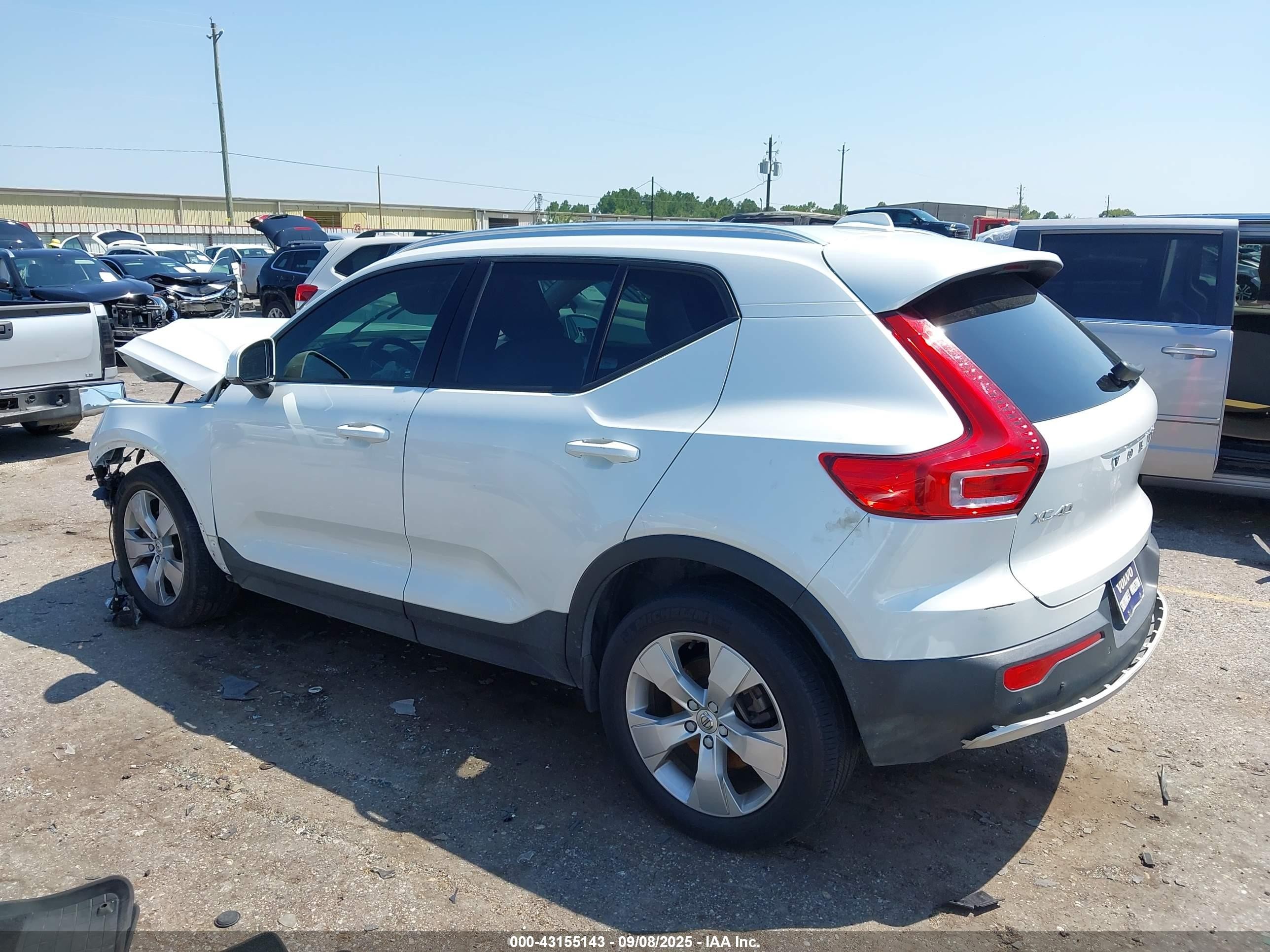 2021 Volvo Xc40 T5 Momentum White vin: YV4162UK7M2464551