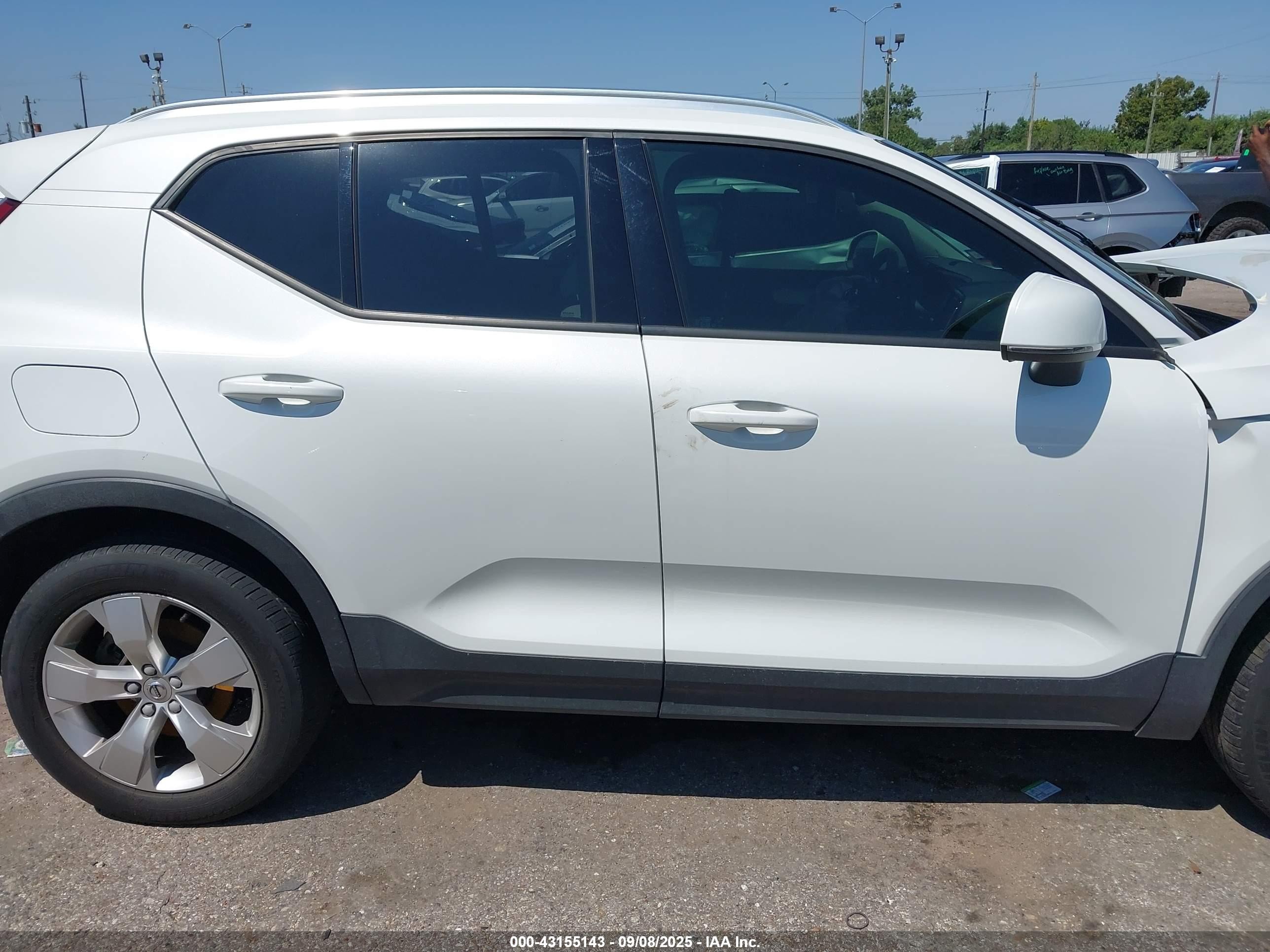 2021 Volvo Xc40 T5 Momentum White vin: YV4162UK7M2464551