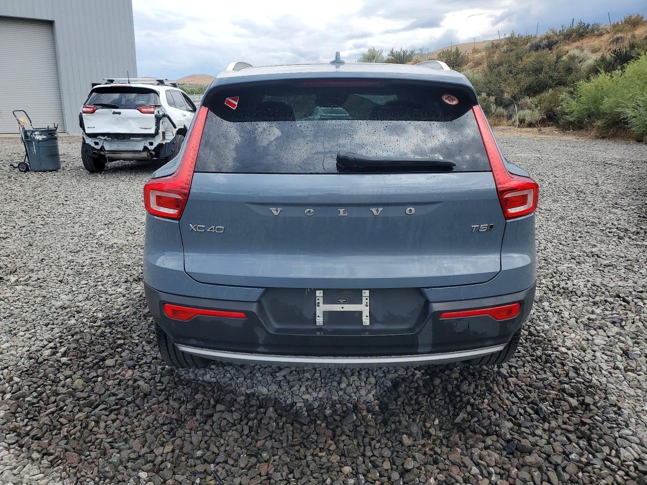 2021 Volvo Xc40 T5 Momentum Blue vin: YV4162UK7M2466882