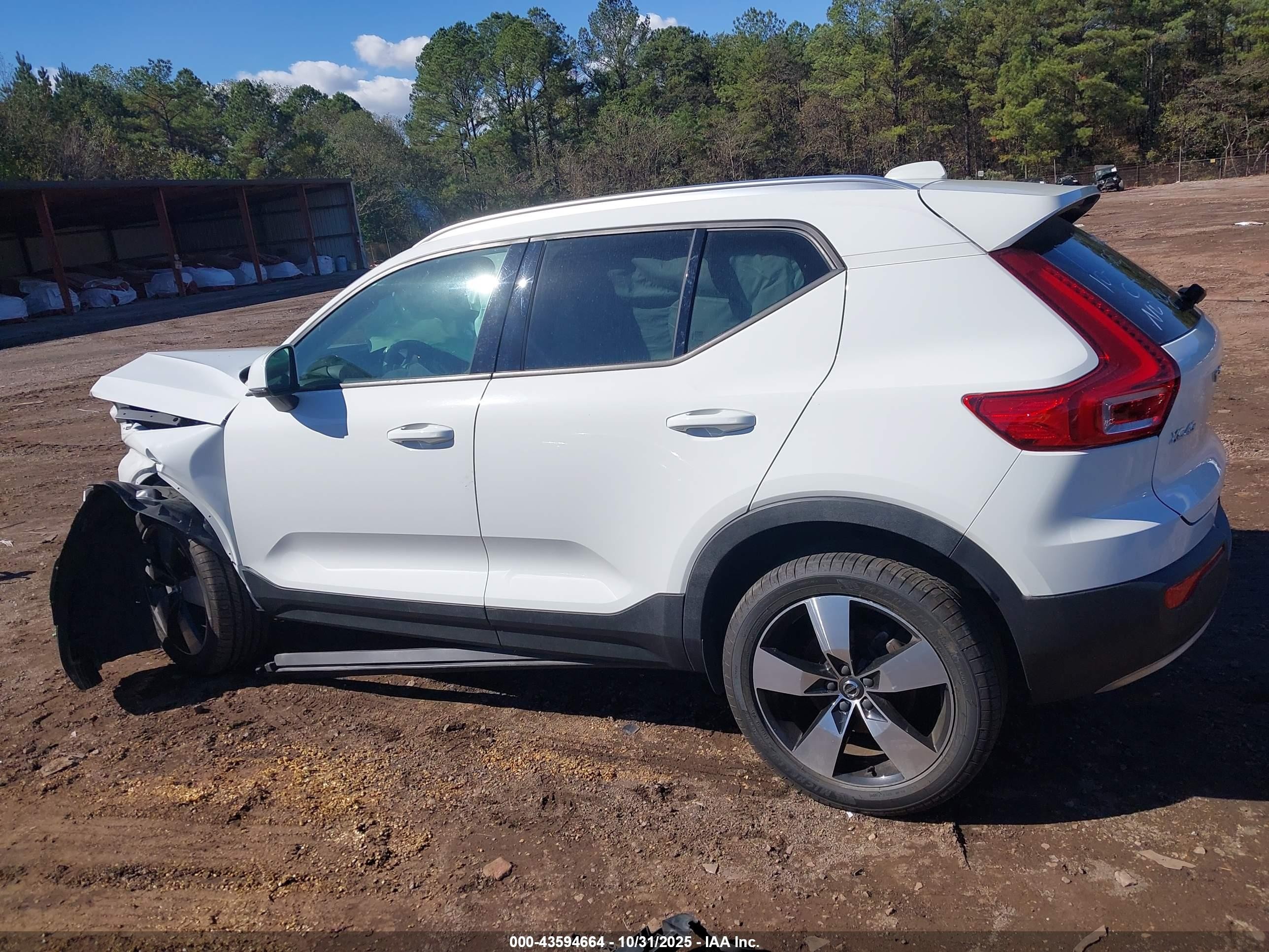 2020 Volvo Xc40 T5 Momentum White vin: YV4162UKXL2187831