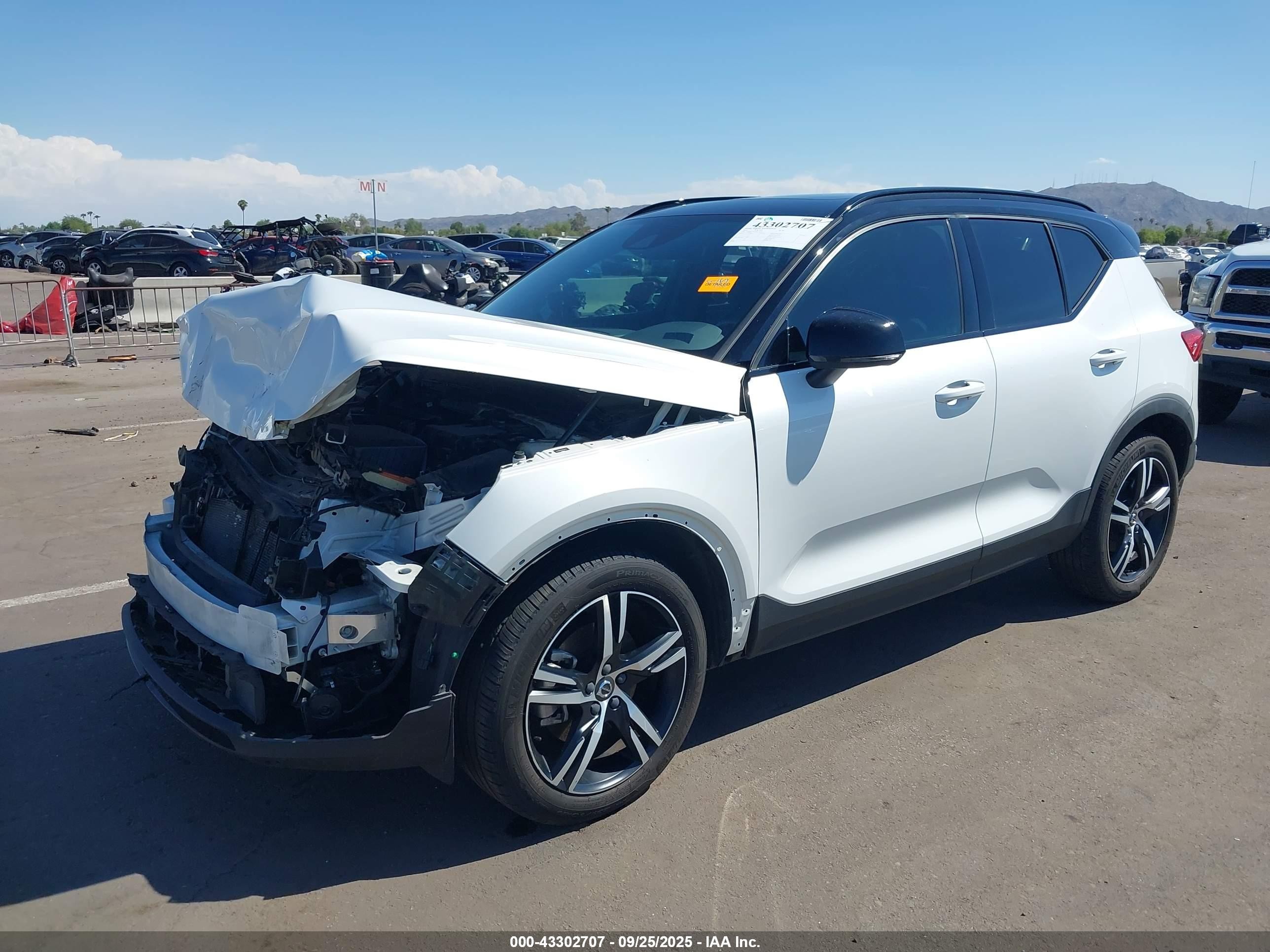 2021 Volvo Xc40 T5 R-design White vin: YV4162UM0M2522372