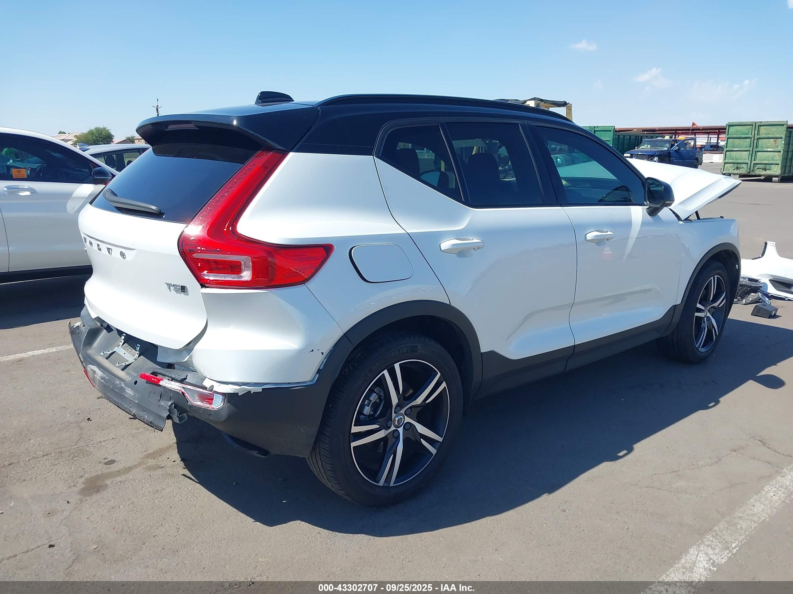 2021 Volvo Xc40 T5 R-design White vin: YV4162UM0M2522372
