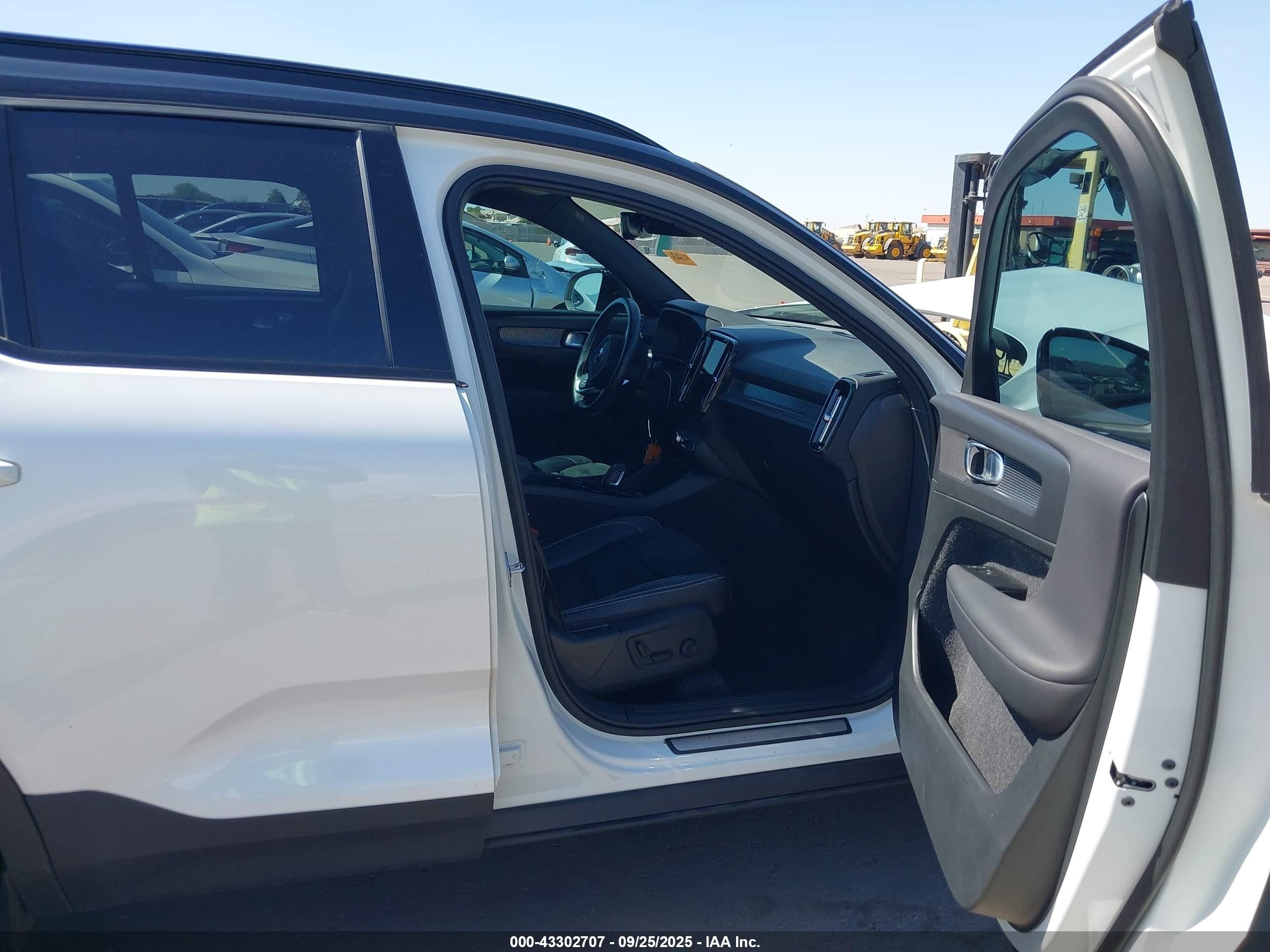 2021 Volvo Xc40 T5 R-design White vin: YV4162UM0M2522372