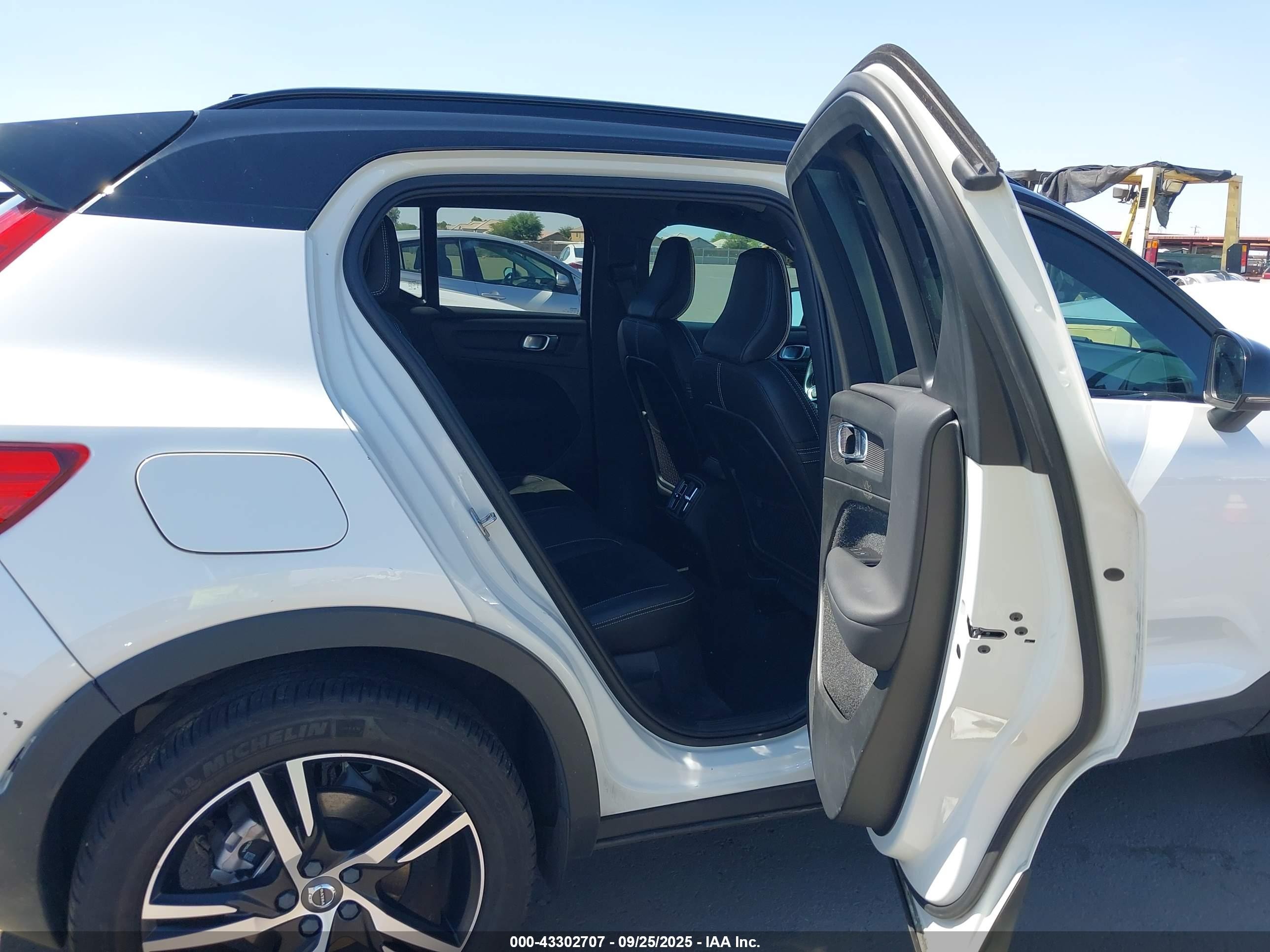 2021 Volvo Xc40 T5 R-design White vin: YV4162UM0M2522372