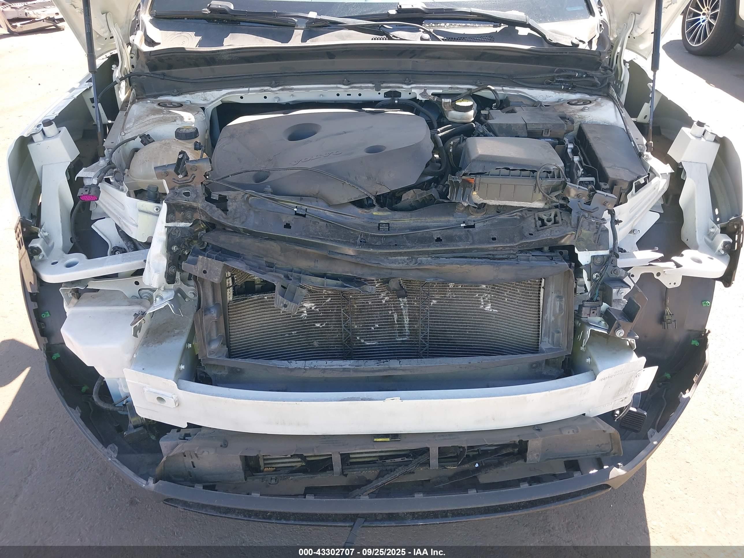 2021 Volvo Xc40 T5 R-design White vin: YV4162UM0M2522372