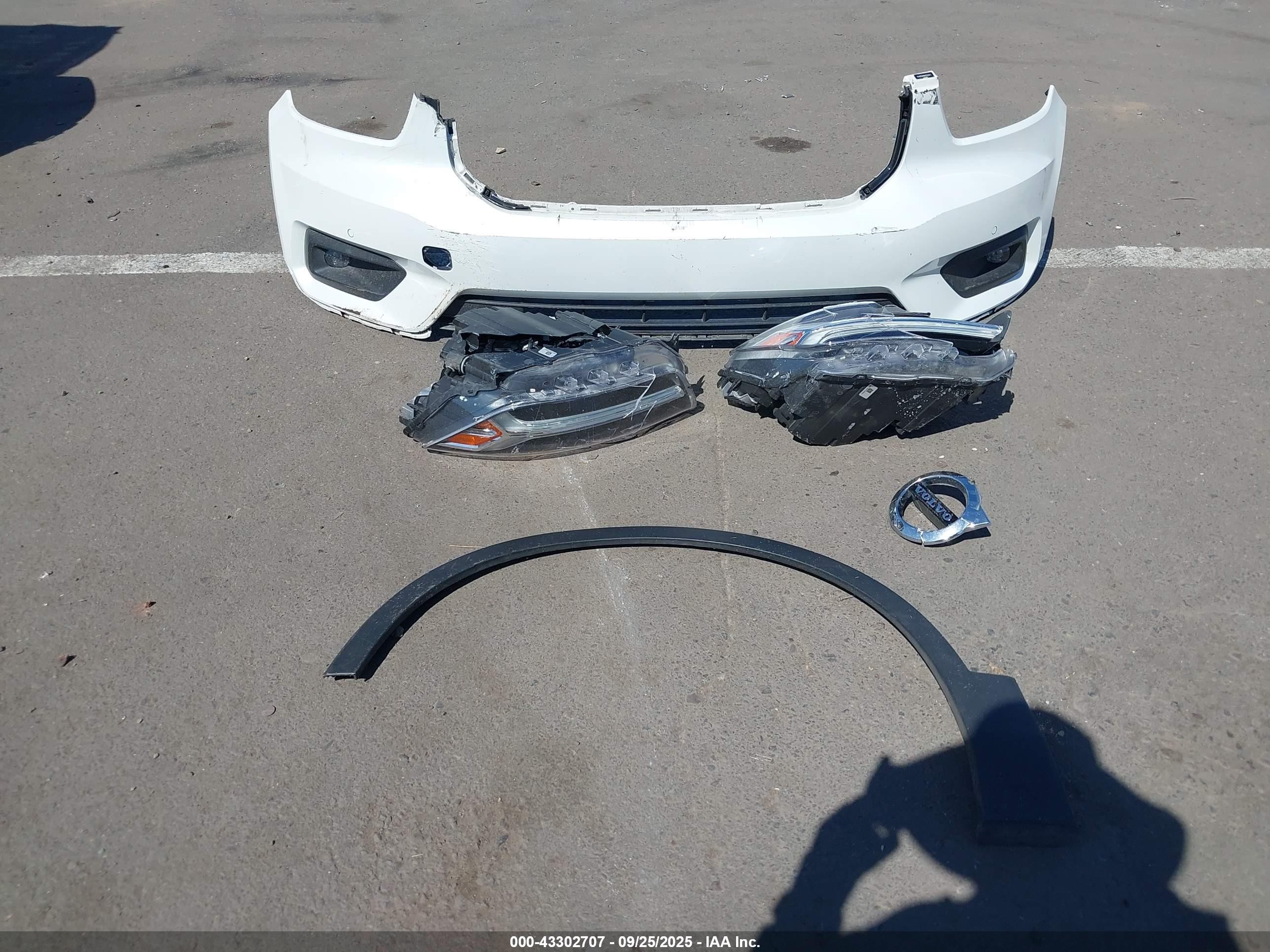 2021 Volvo Xc40 T5 R-design White vin: YV4162UM0M2522372