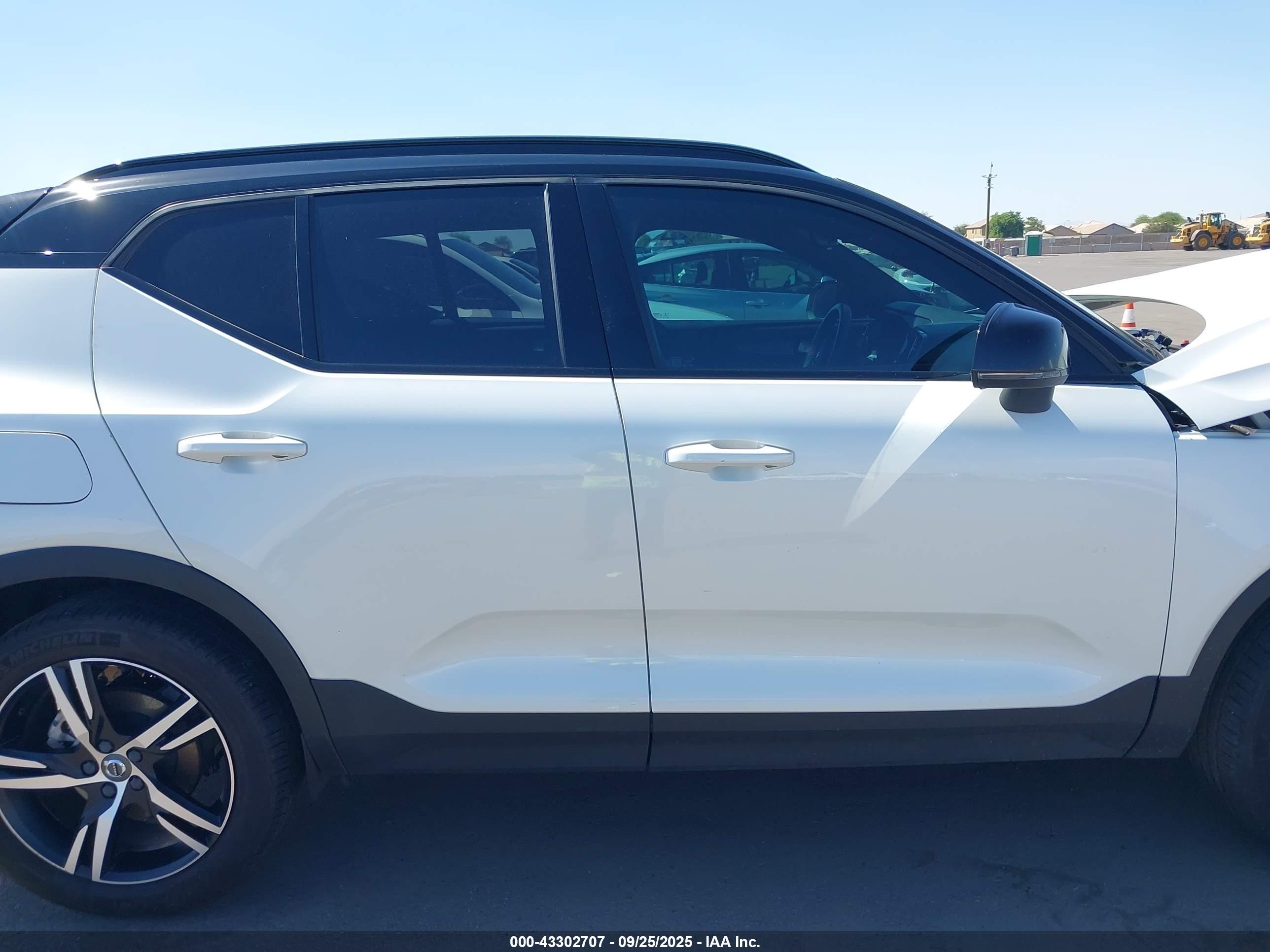 2021 Volvo Xc40 T5 R-design White vin: YV4162UM0M2522372