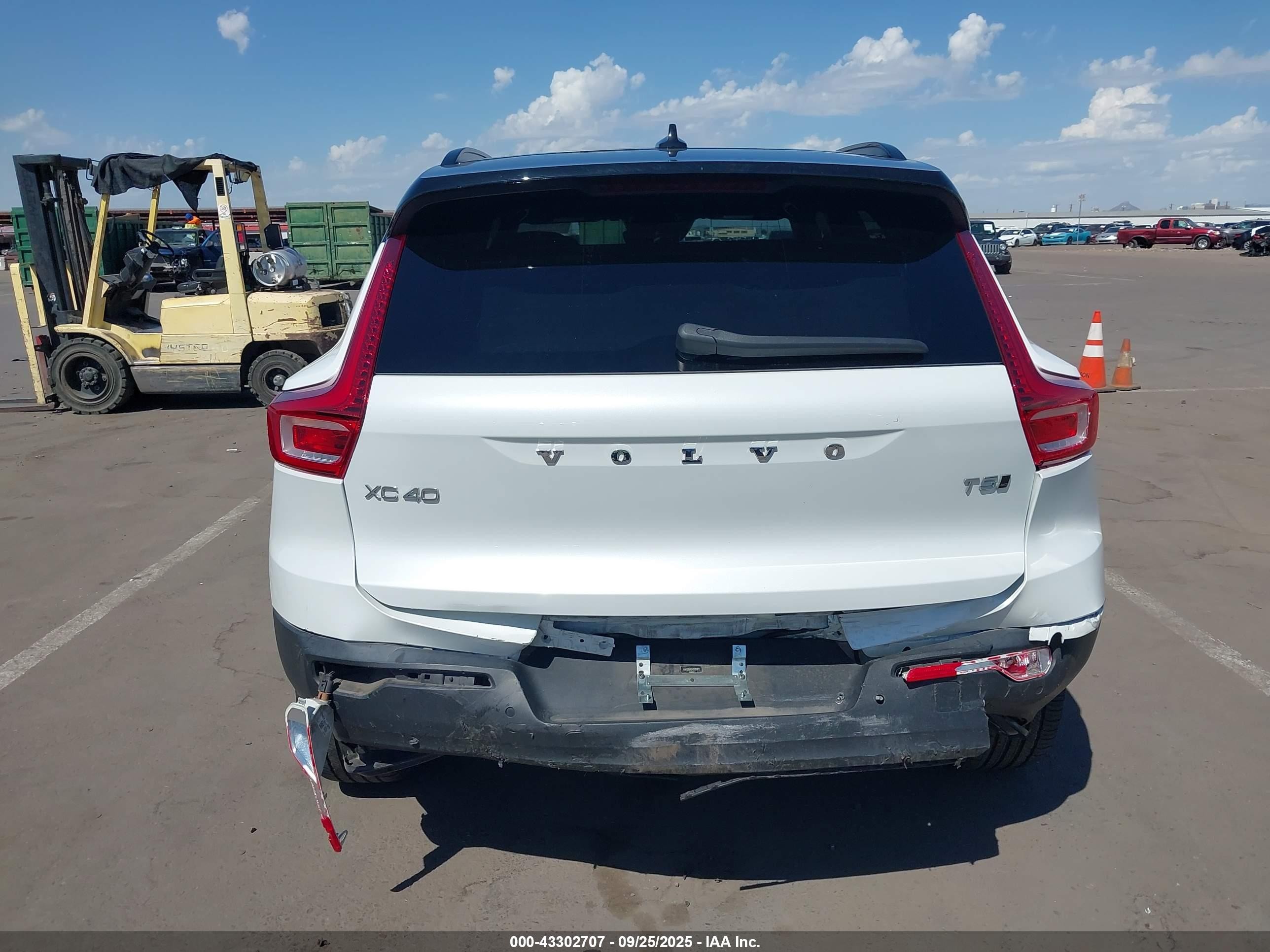 2021 Volvo Xc40 T5 R-design White vin: YV4162UM0M2522372