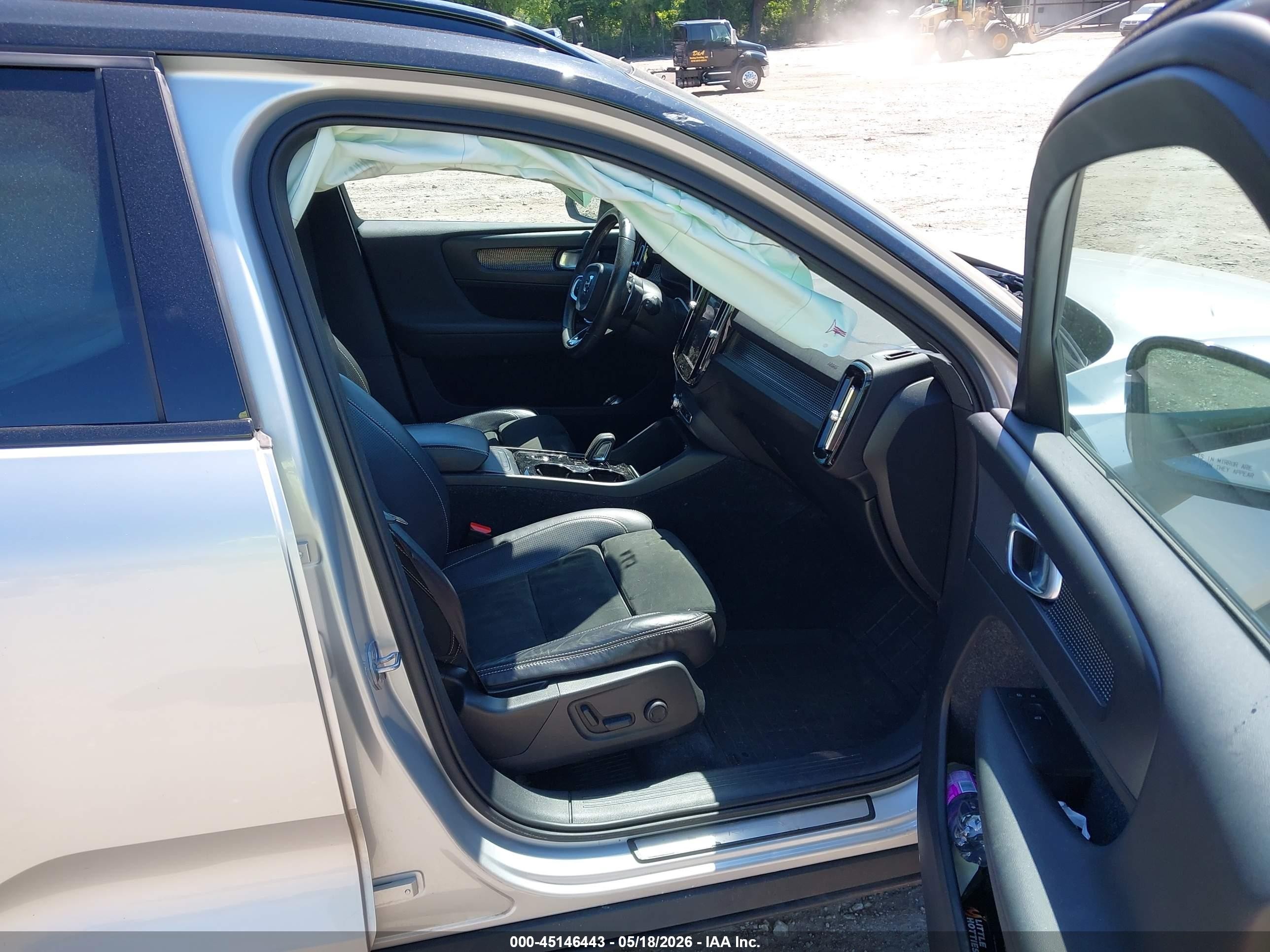2019 Volvo Xc40 T5 R-design Silver vin: YV4162UM1K2107719