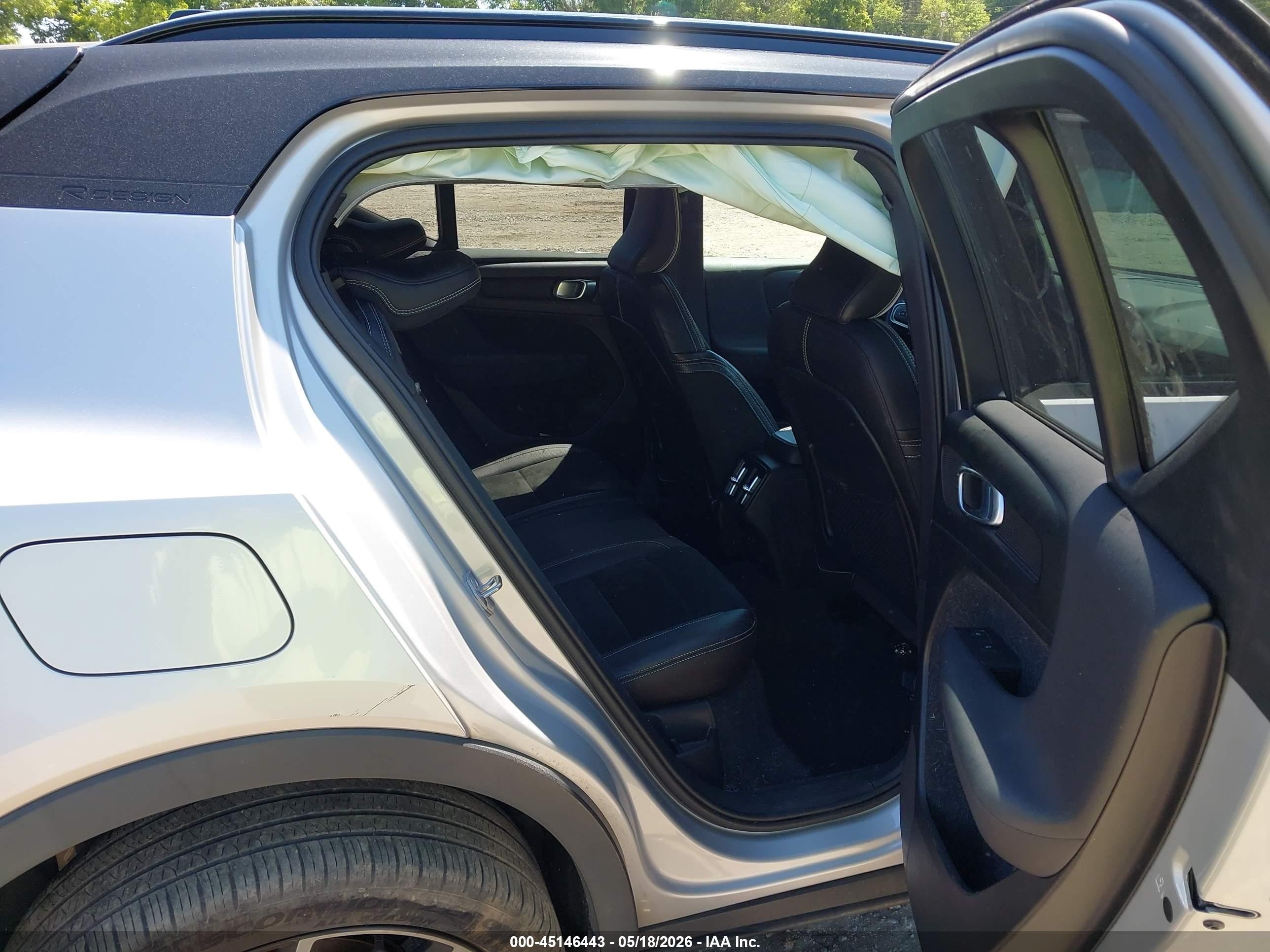 2019 Volvo Xc40 T5 R-design Silver vin: YV4162UM1K2107719