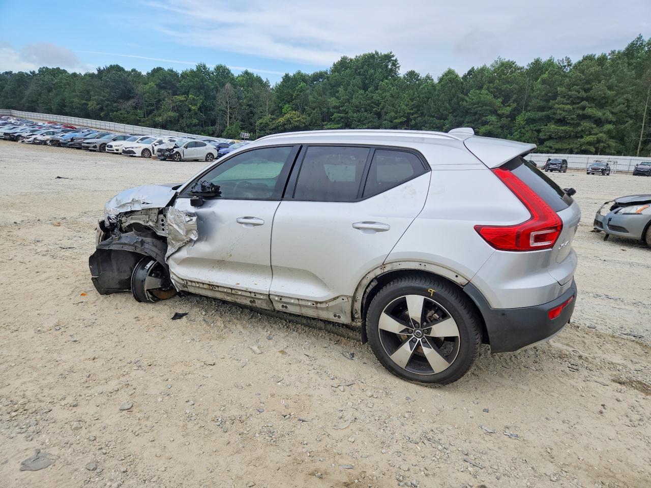 2019 Volvo Xc40 T5 Momentum Серебряный vin: YV4162XZ9K2009335