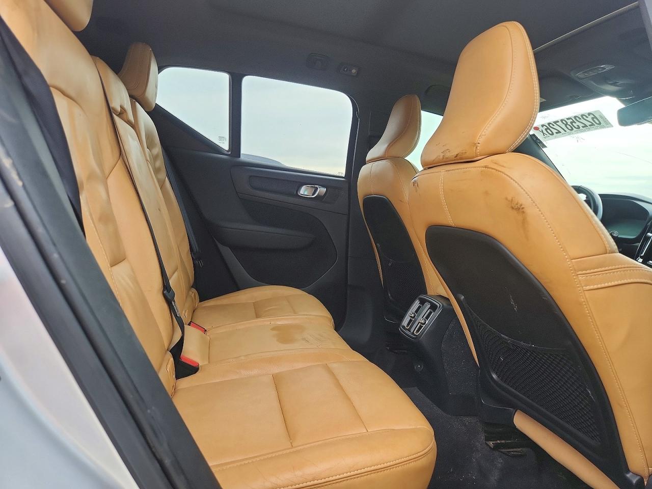 2019 Volvo Xc40 T5 Momentum Серебряный vin: YV4162XZ9K2009335