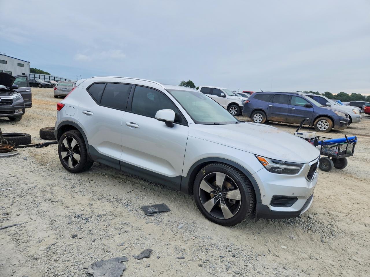 2019 Volvo Xc40 T5 Momentum Серебряный vin: YV4162XZ9K2009335