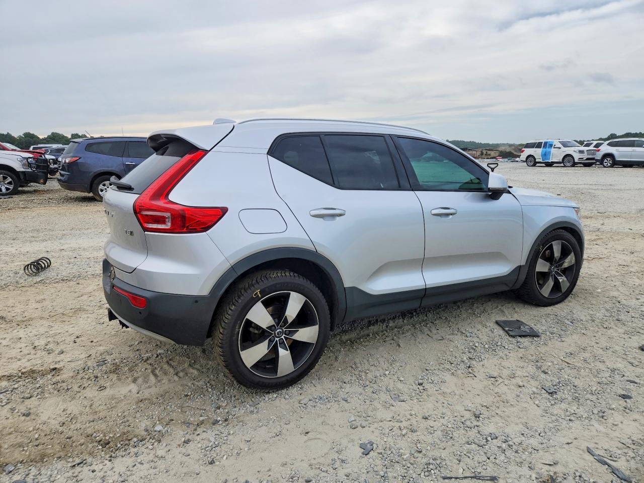 2019 Volvo Xc40 T5 Momentum Серебряный vin: YV4162XZ9K2009335