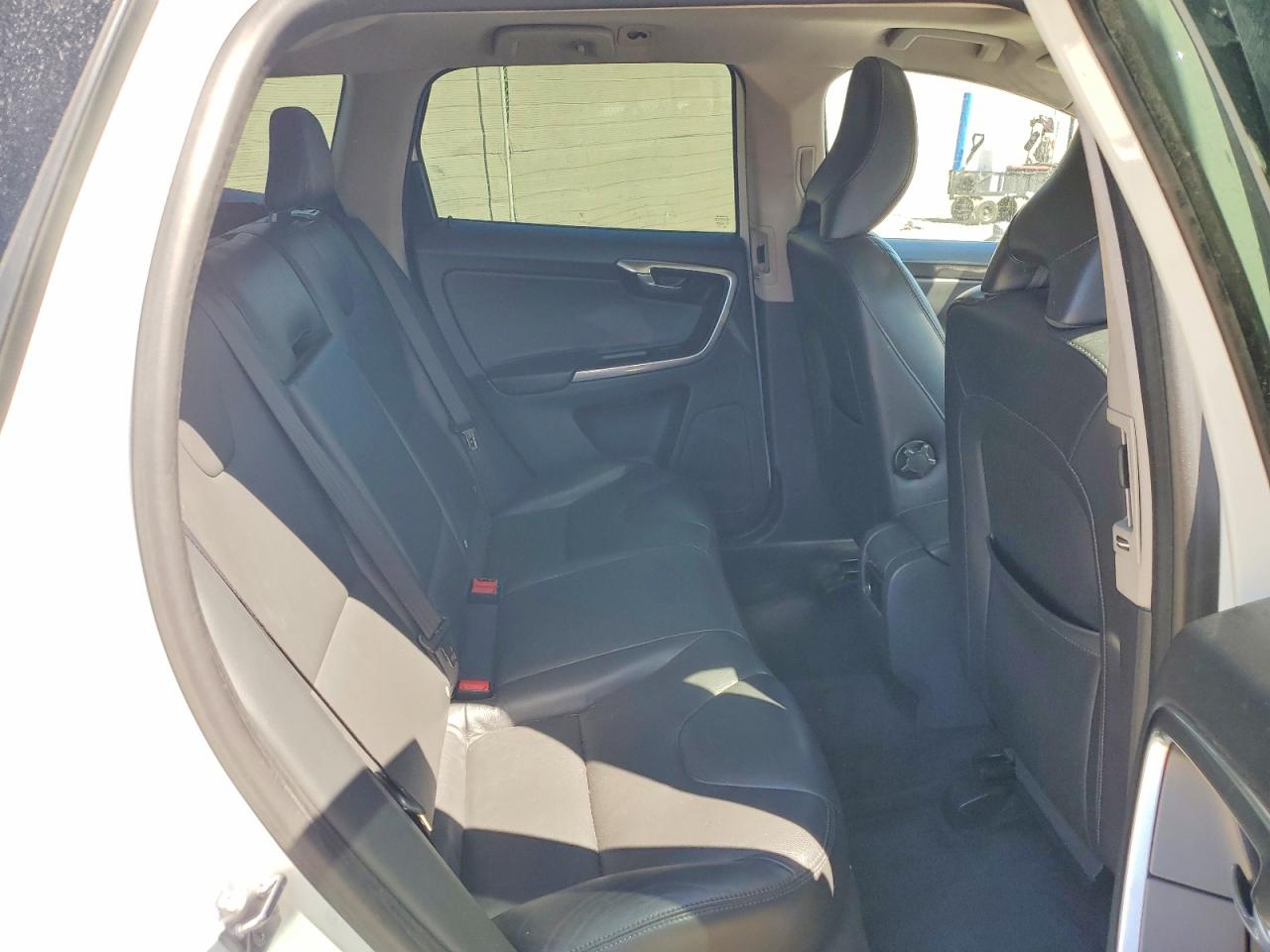 2015 Volvo Xc60 T5 Premier White vin: YV426MDB2F2586155