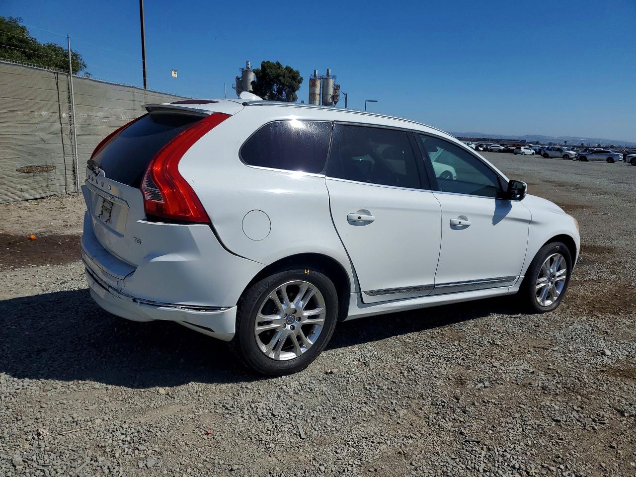 2015 Volvo Xc60 T5 Premier White vin: YV426MDB2F2586155
