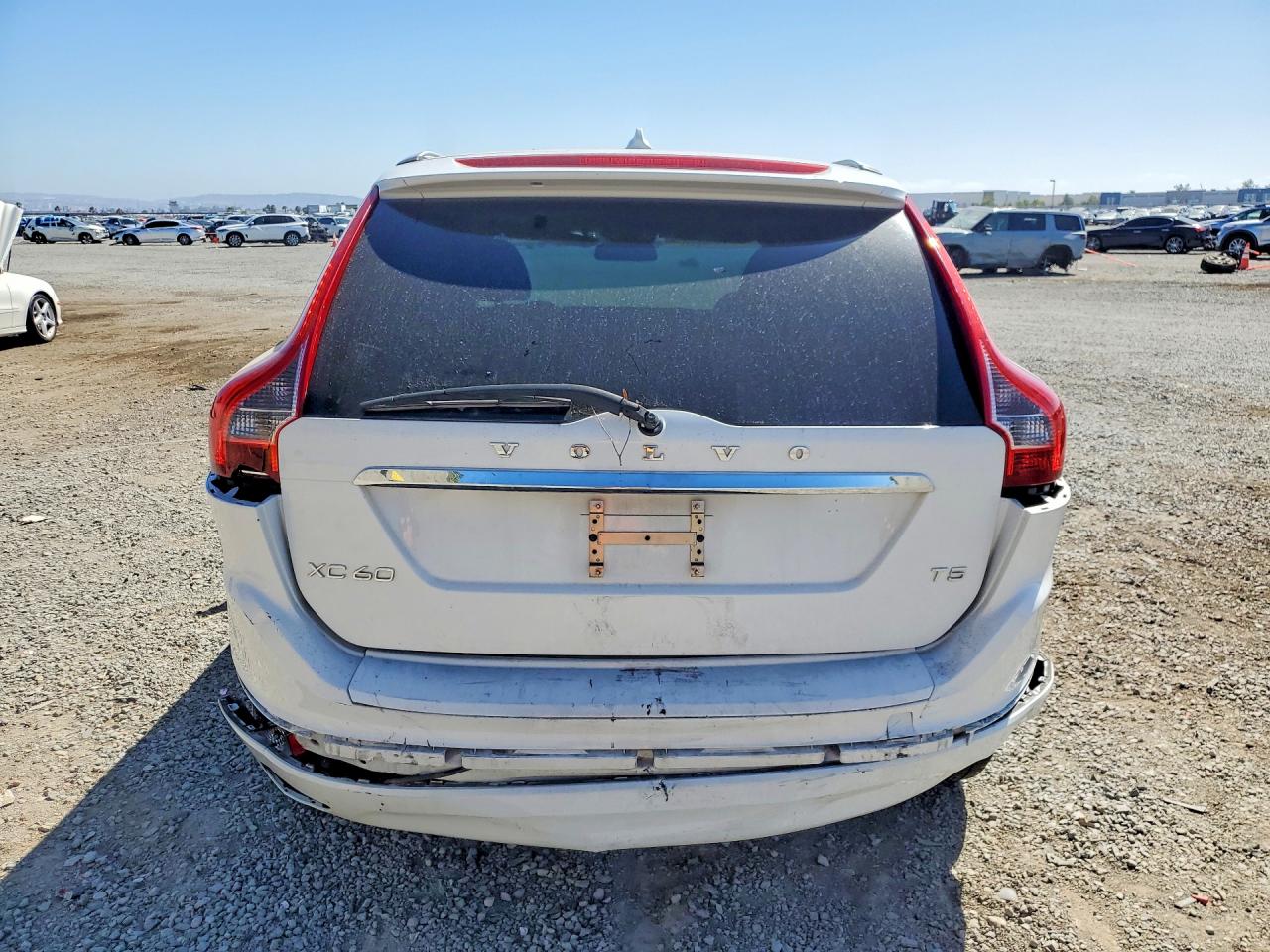 2015 Volvo Xc60 T5 Premier White vin: YV426MDB2F2586155