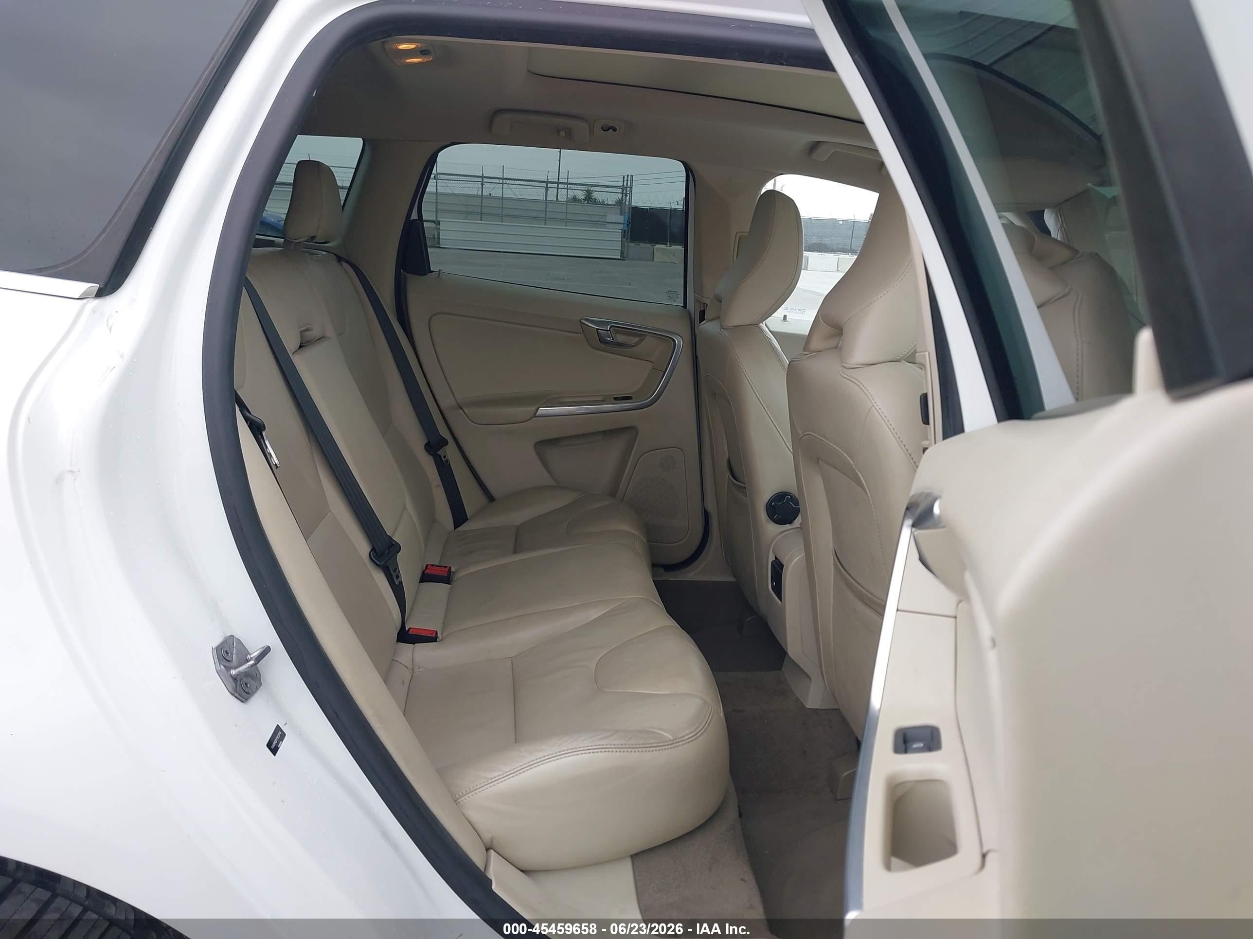 2015 Volvo Xc60 T5 Premier White vin: YV426MDB7F2623748