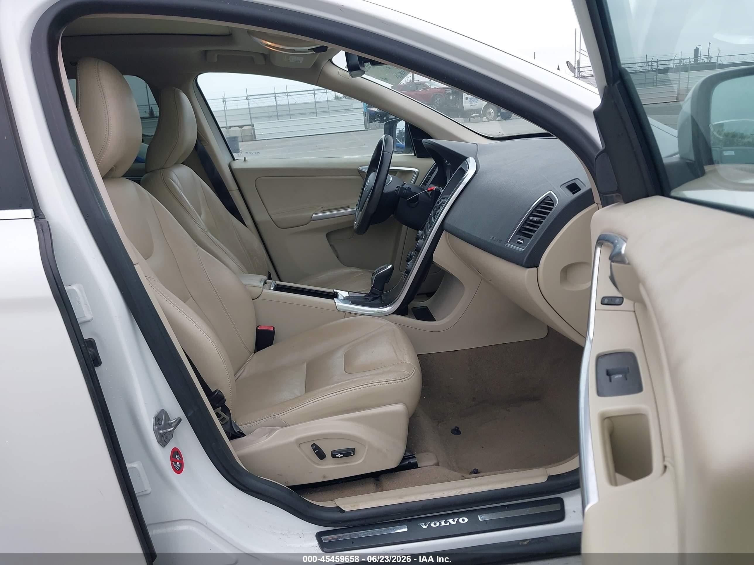 2015 Volvo Xc60 T5 Premier White vin: YV426MDB7F2623748