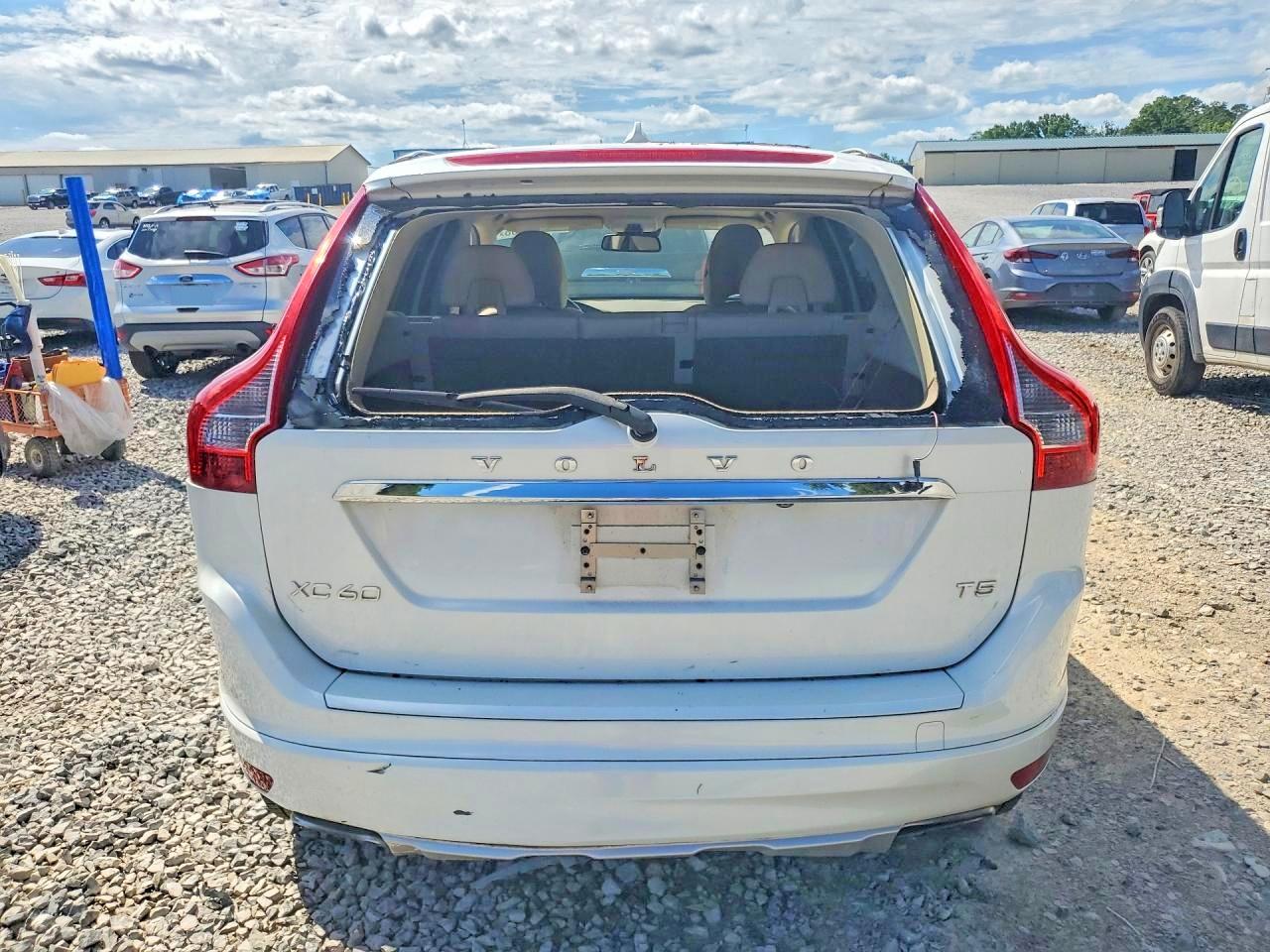 2015 Volvo Xc60 T5 Premier+ White vin: YV440MDC8F2608159