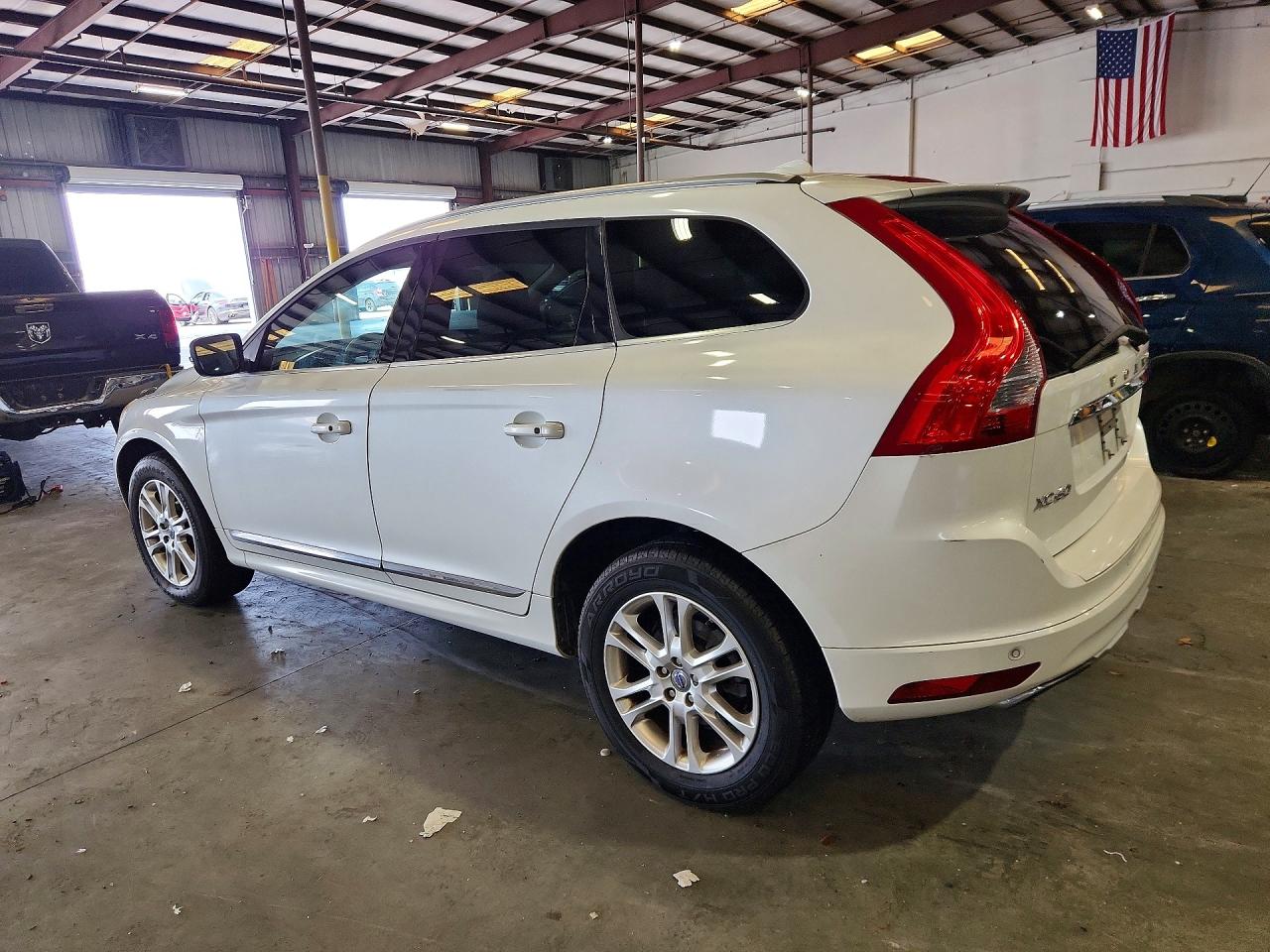 2015 Volvo Xc60 T5 Platinum White vin: YV440MDD2F2618422