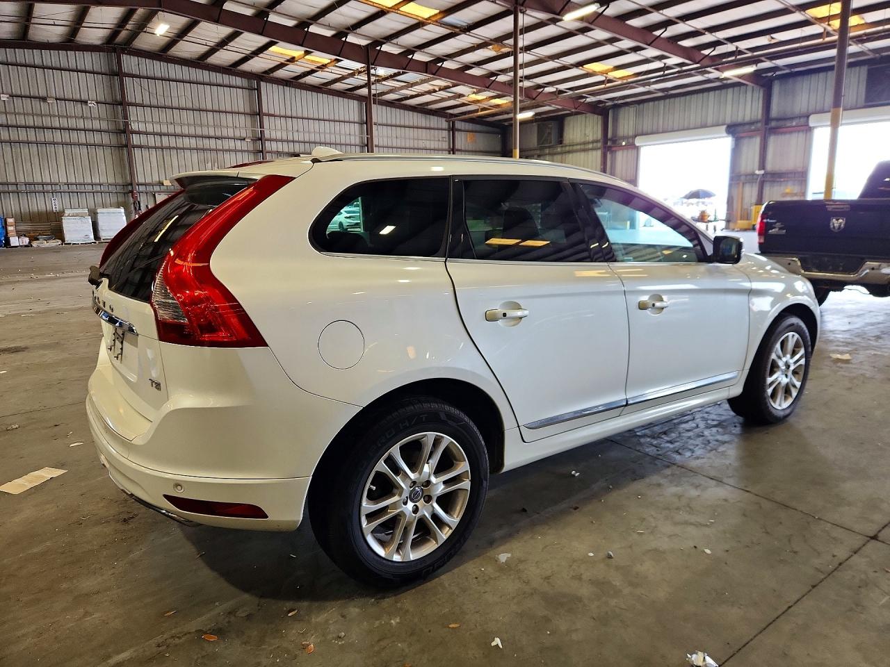 2015 Volvo Xc60 T5 Platinum White vin: YV440MDD2F2618422