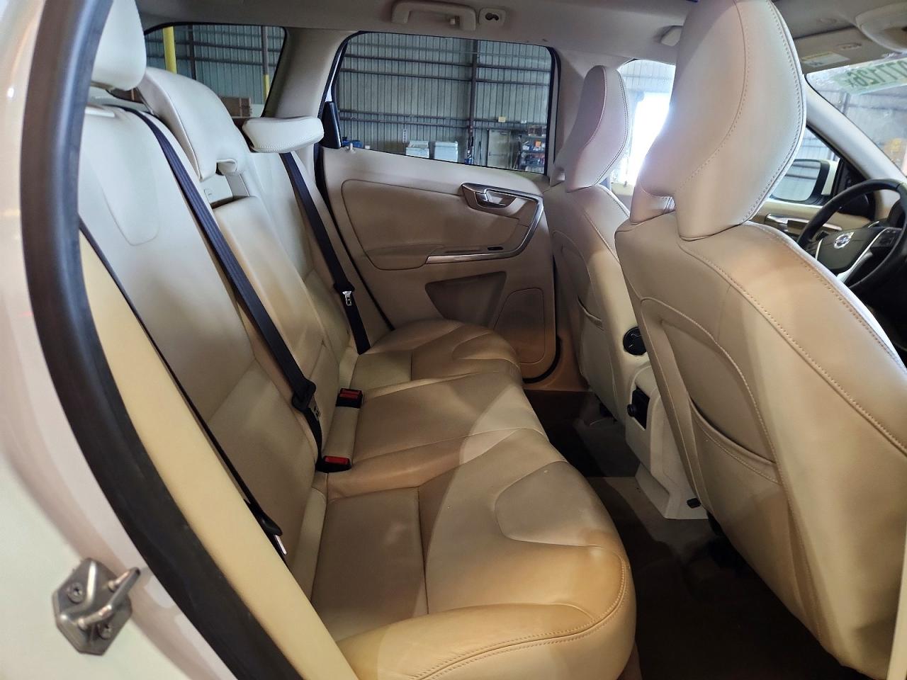 2015 Volvo Xc60 T5 Platinum White vin: YV440MDD2F2618422