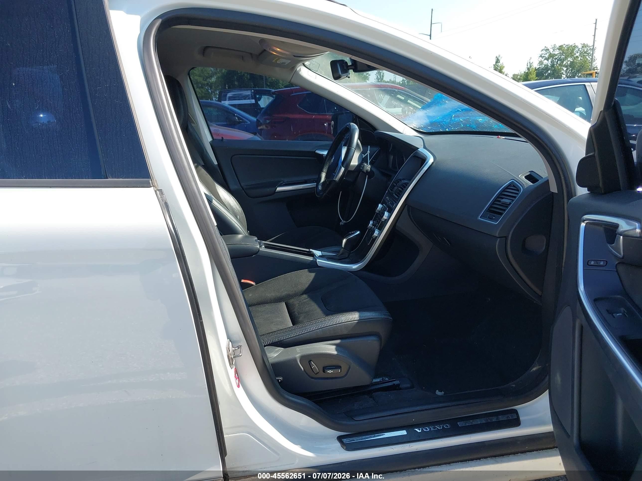 2015 Volvo Xc60 T5 White vin: YV440MDJ7F2729635