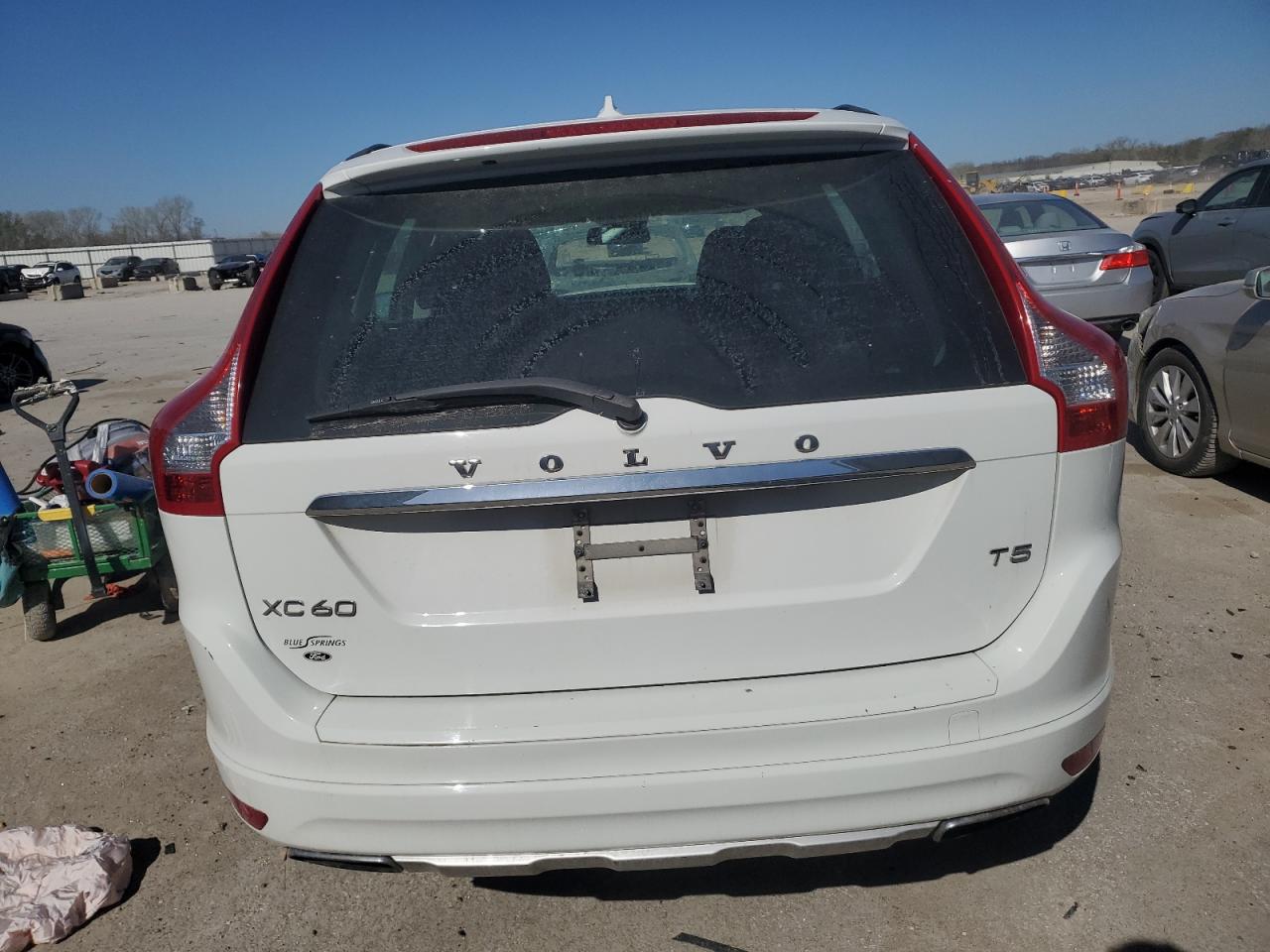 2015 Volvo Xc60 White vin: YV440MDJXF2680270