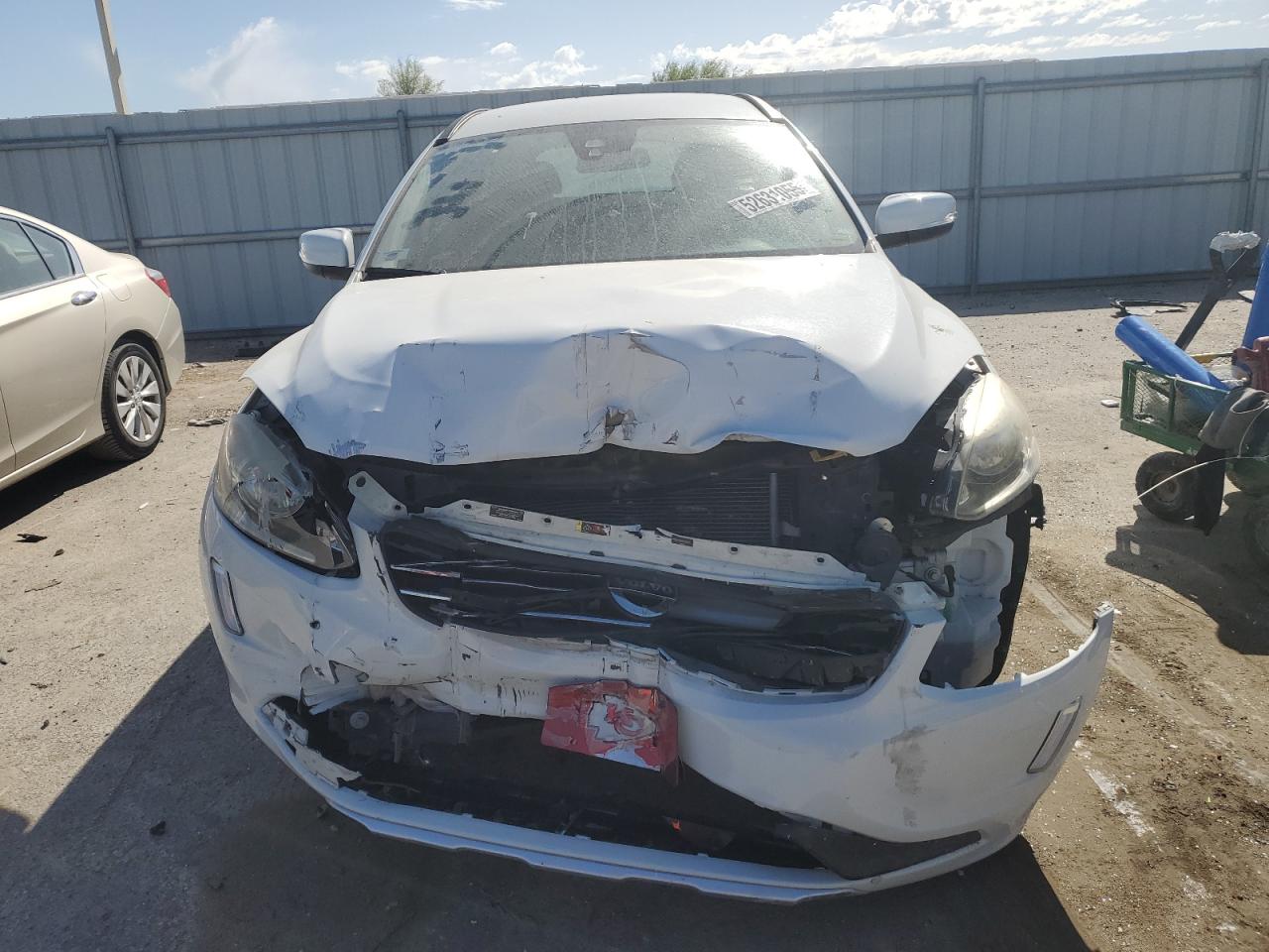 2015 Volvo Xc60 White vin: YV440MDJXF2680270