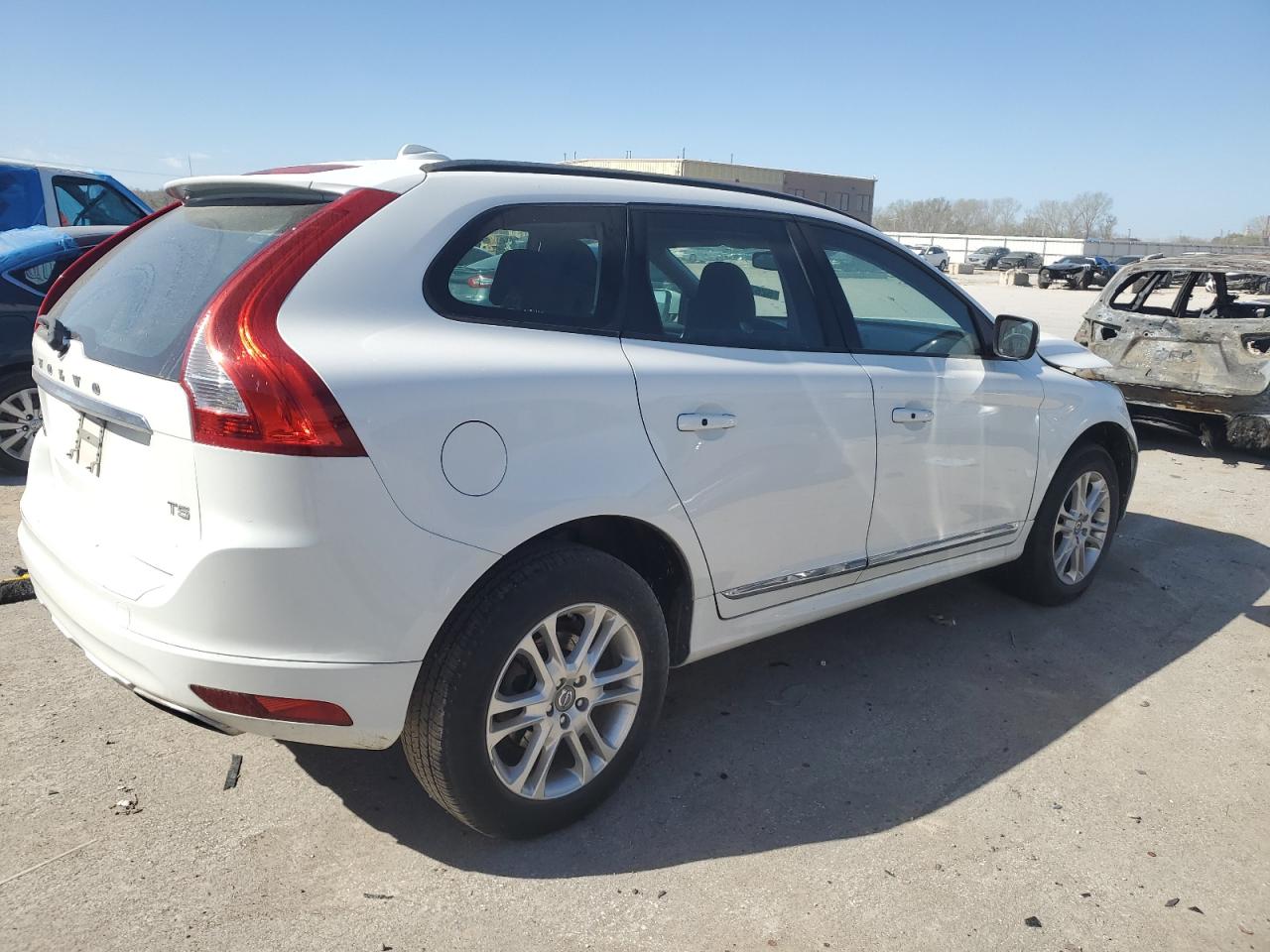 2015 Volvo Xc60 White vin: YV440MDJXF2680270