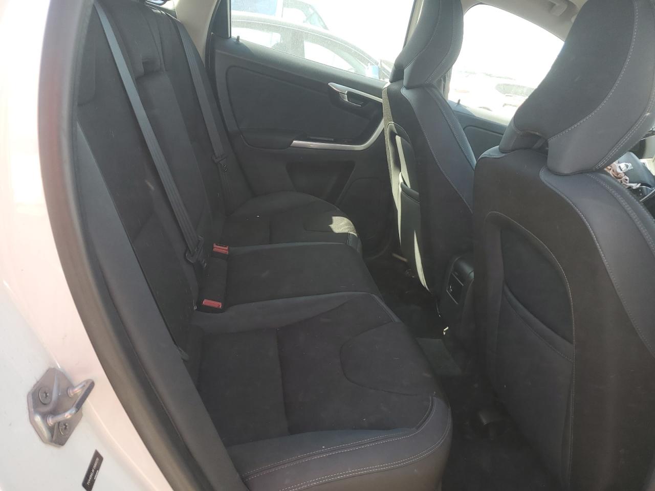 2015 Volvo Xc60 White vin: YV440MDJXF2680270