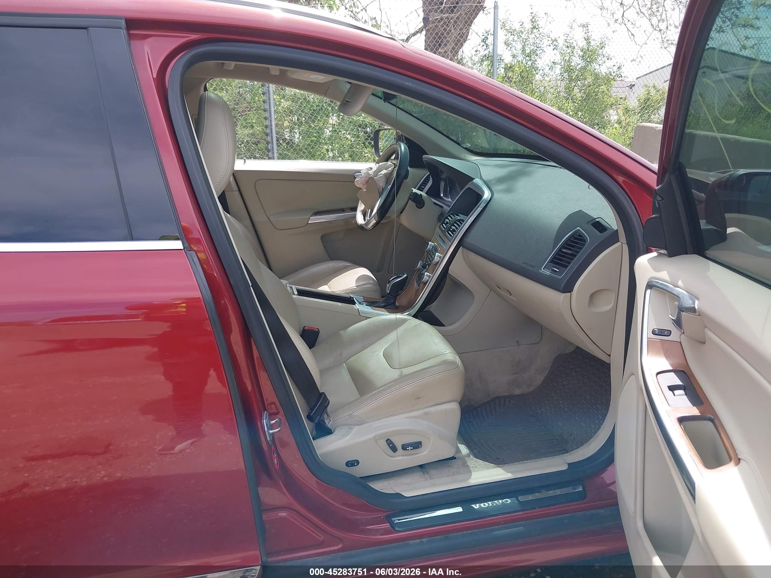 2015 Volvo Xc60 T5 Premier Красный vin: YV440MDK4F2691435