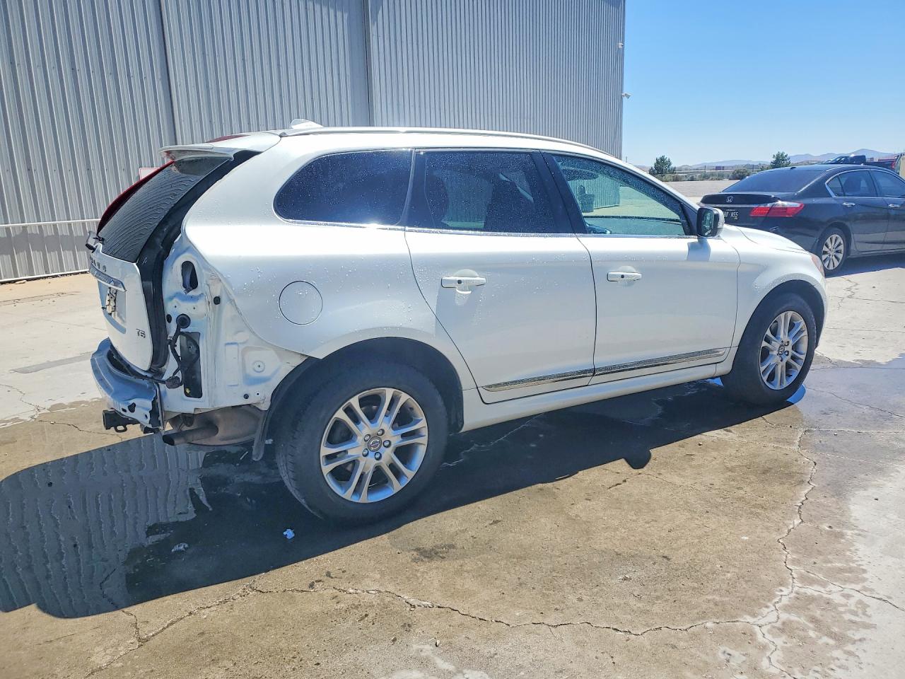 2015 Volvo Xc60 T5 Premier White vin: YV440MDK4F2721002