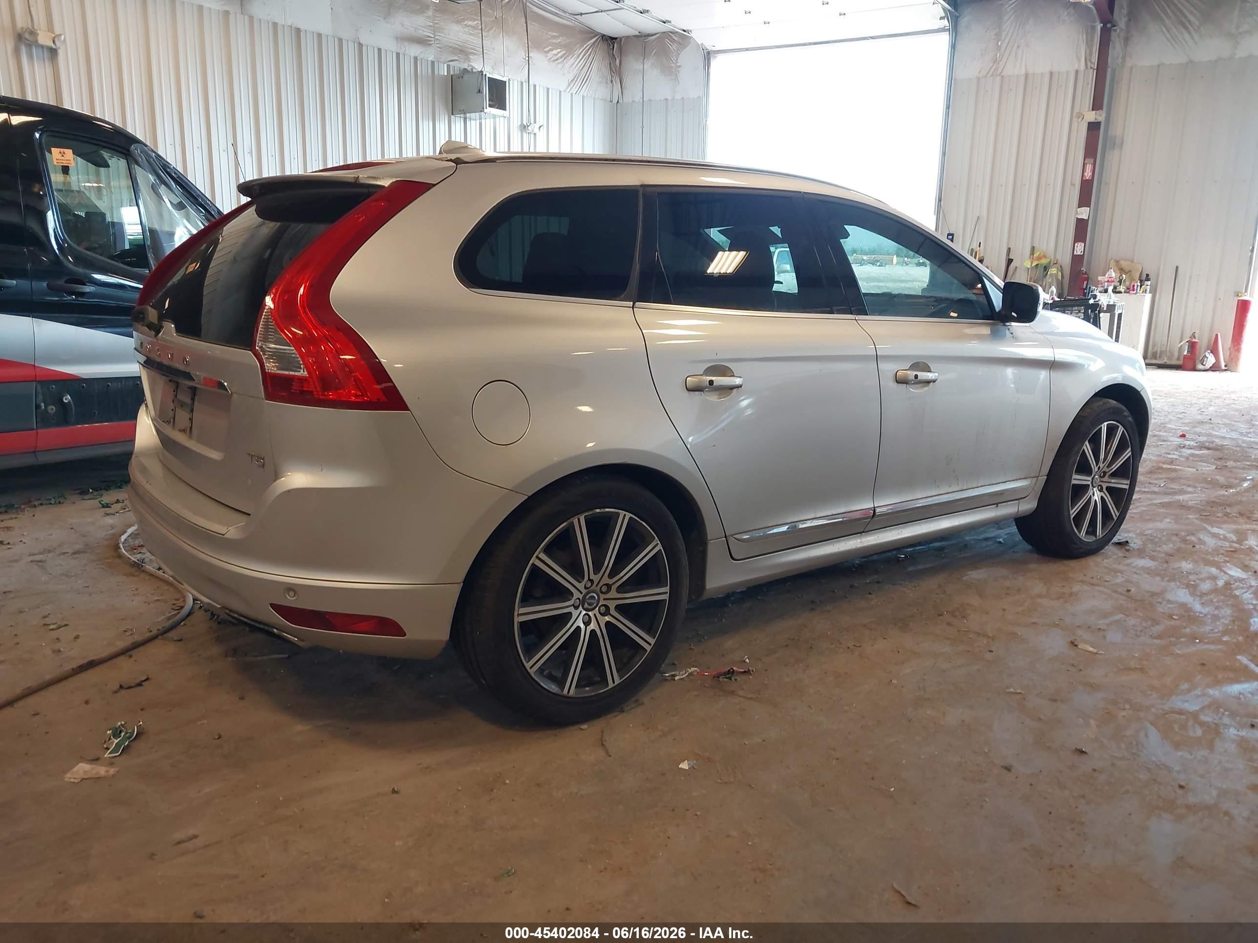 2015 Volvo Xc60 T5 Premier Silver vin: YV440MDK6F2642947