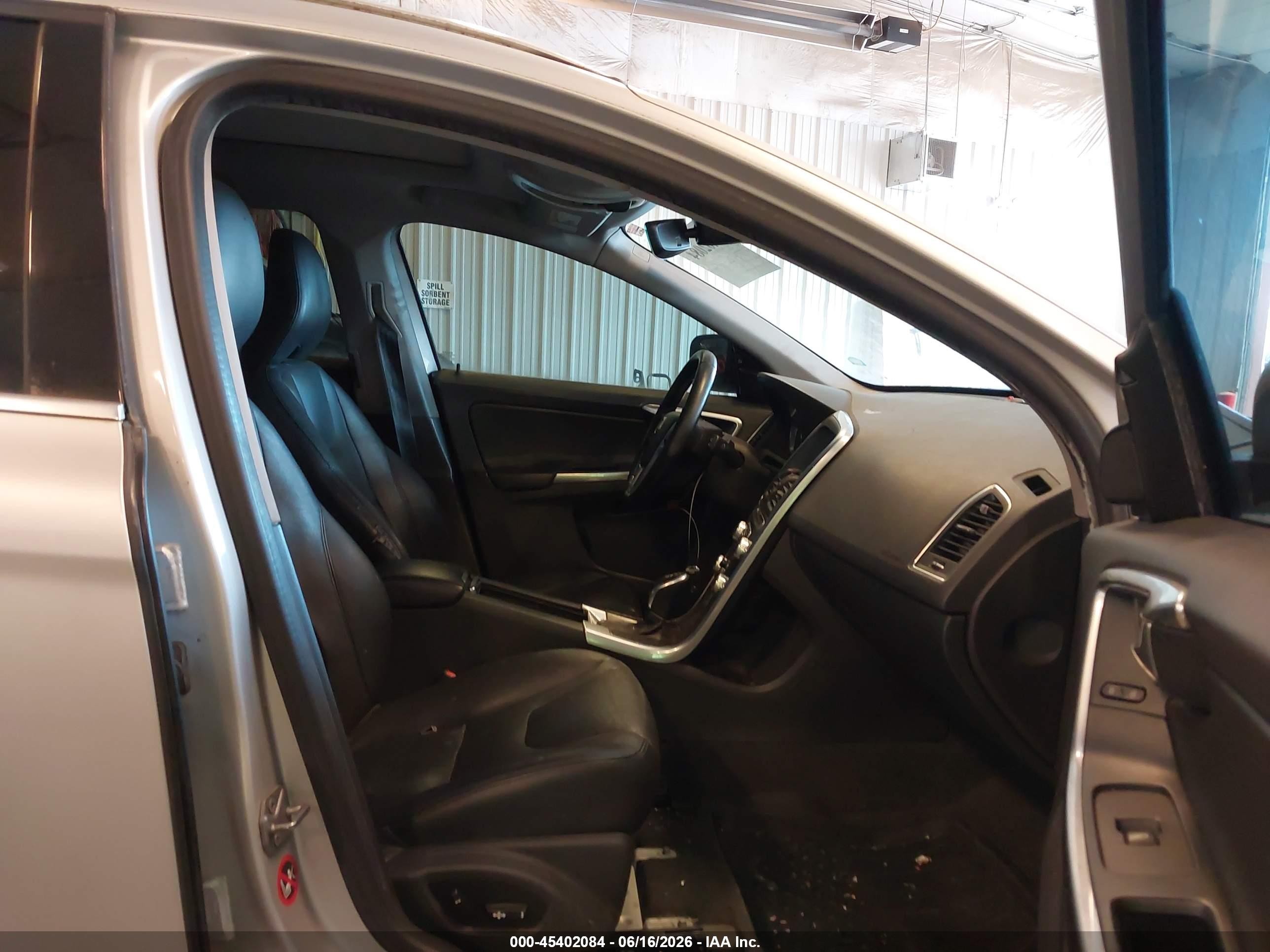 2015 Volvo Xc60 T5 Premier Silver vin: YV440MDK6F2642947