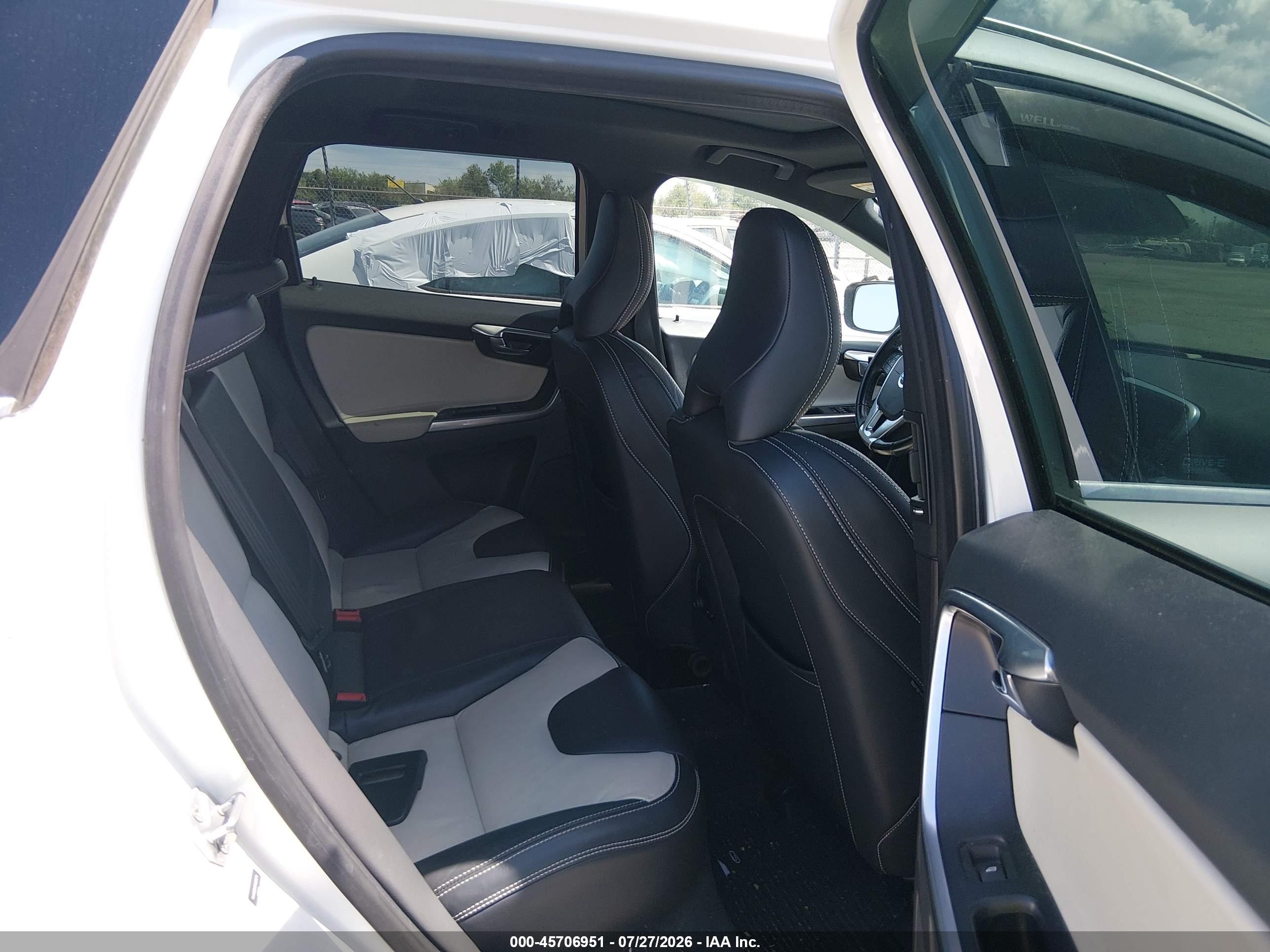 2015 Volvo Xc60 T5 Premier Silver vin: YV440MDK8F2668711