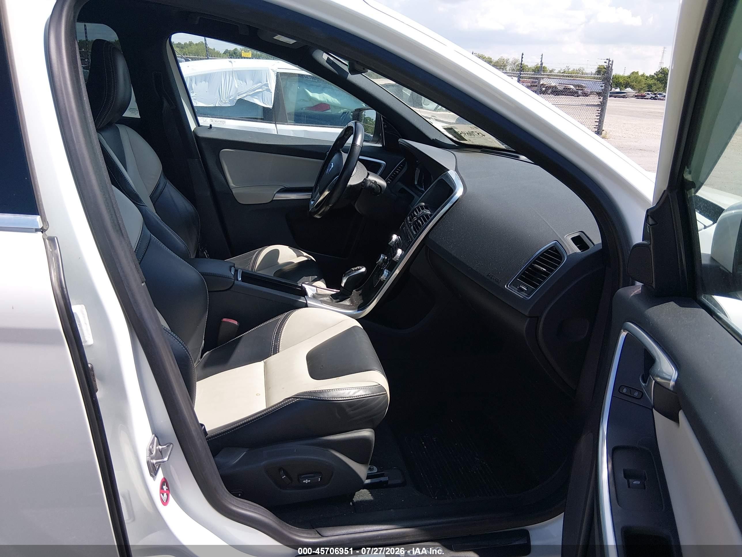 2015 Volvo Xc60 T5 Premier Silver vin: YV440MDK8F2668711