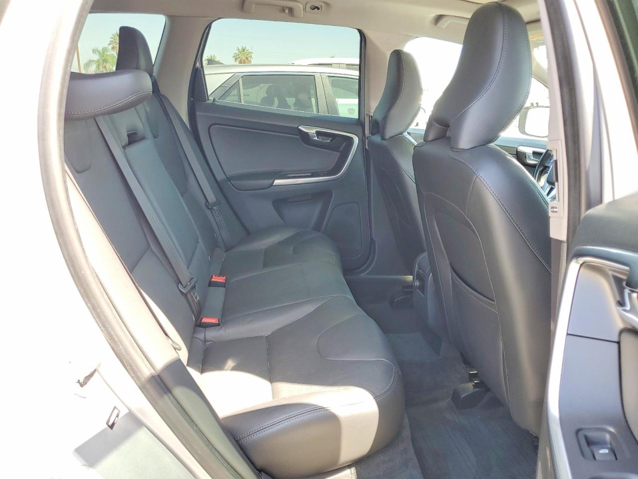 2016 Volvo Xc60 T5 Premier Silver vin: YV440MDKXG2820246