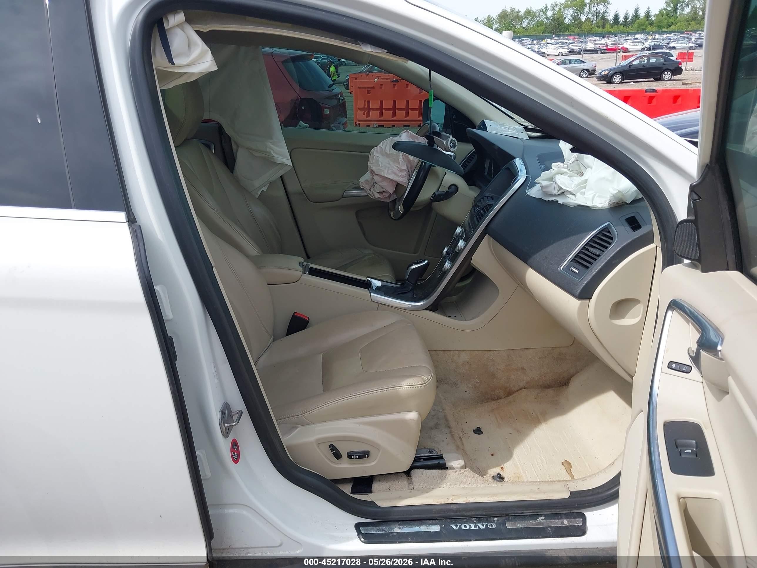 2015 Volvo Xc60 T5 Platinum White vin: YV440MDM3F2698149