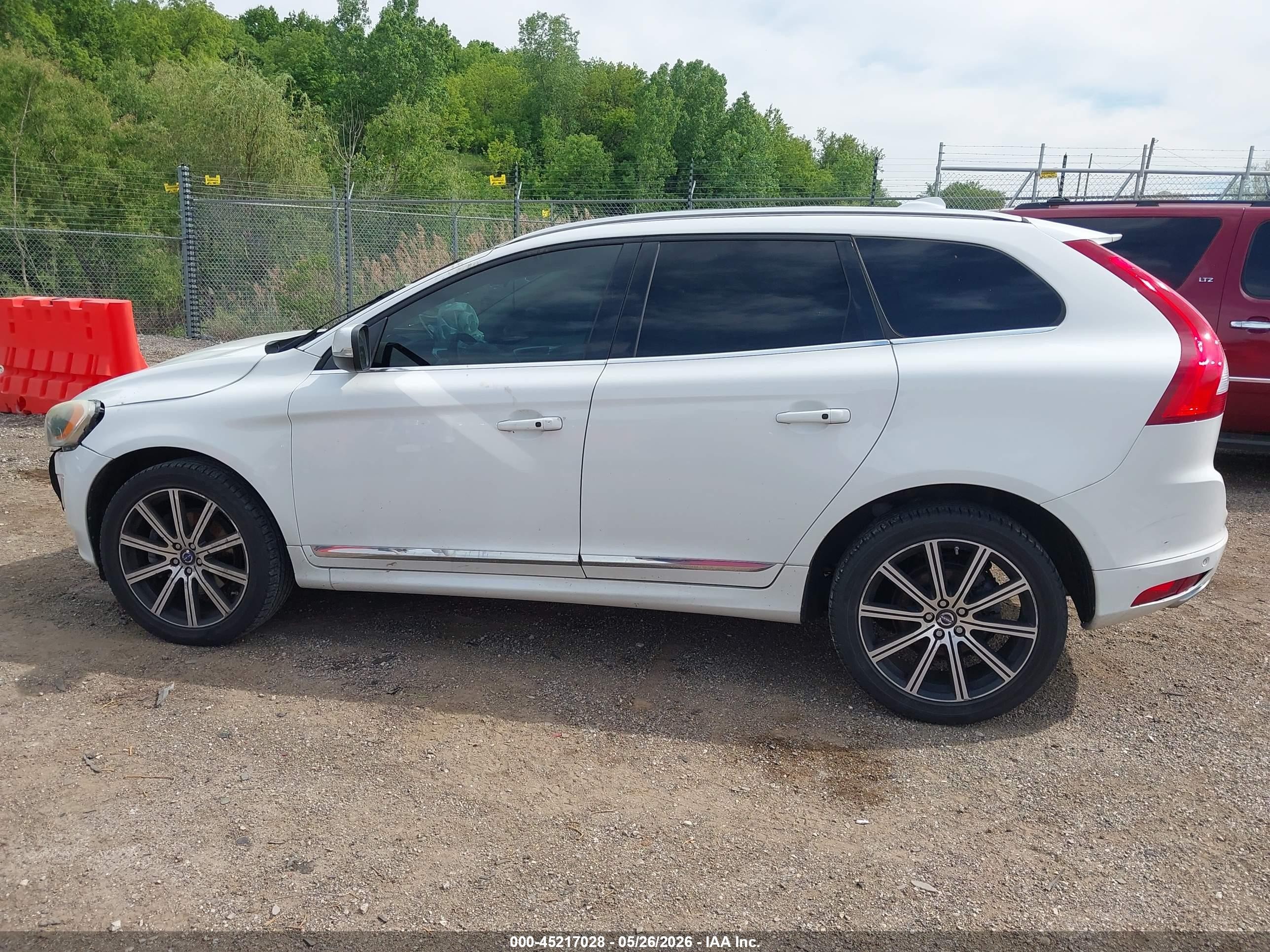 2015 Volvo Xc60 T5 Platinum White vin: YV440MDM3F2698149