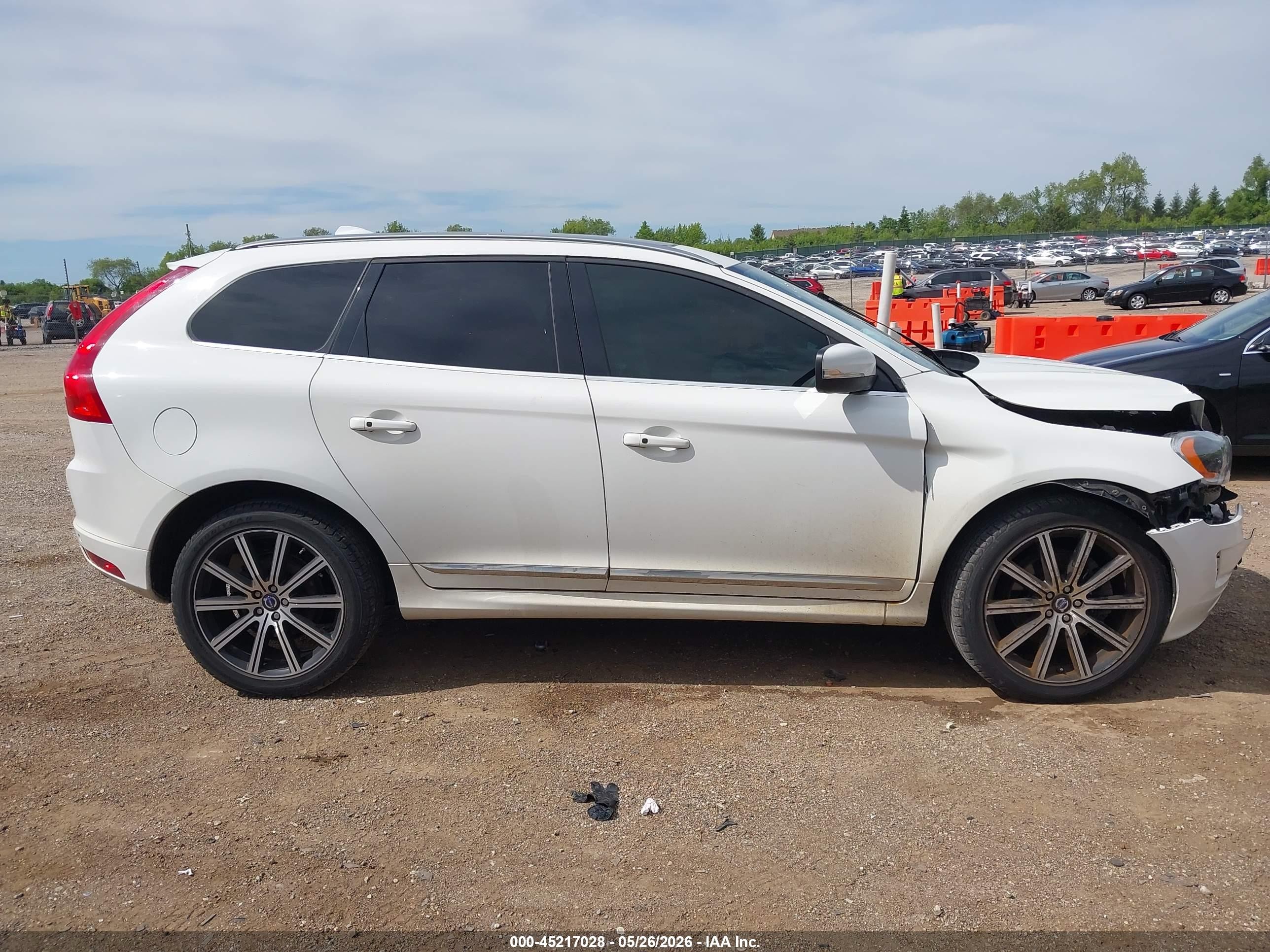 2015 Volvo Xc60 T5 Platinum White vin: YV440MDM3F2698149