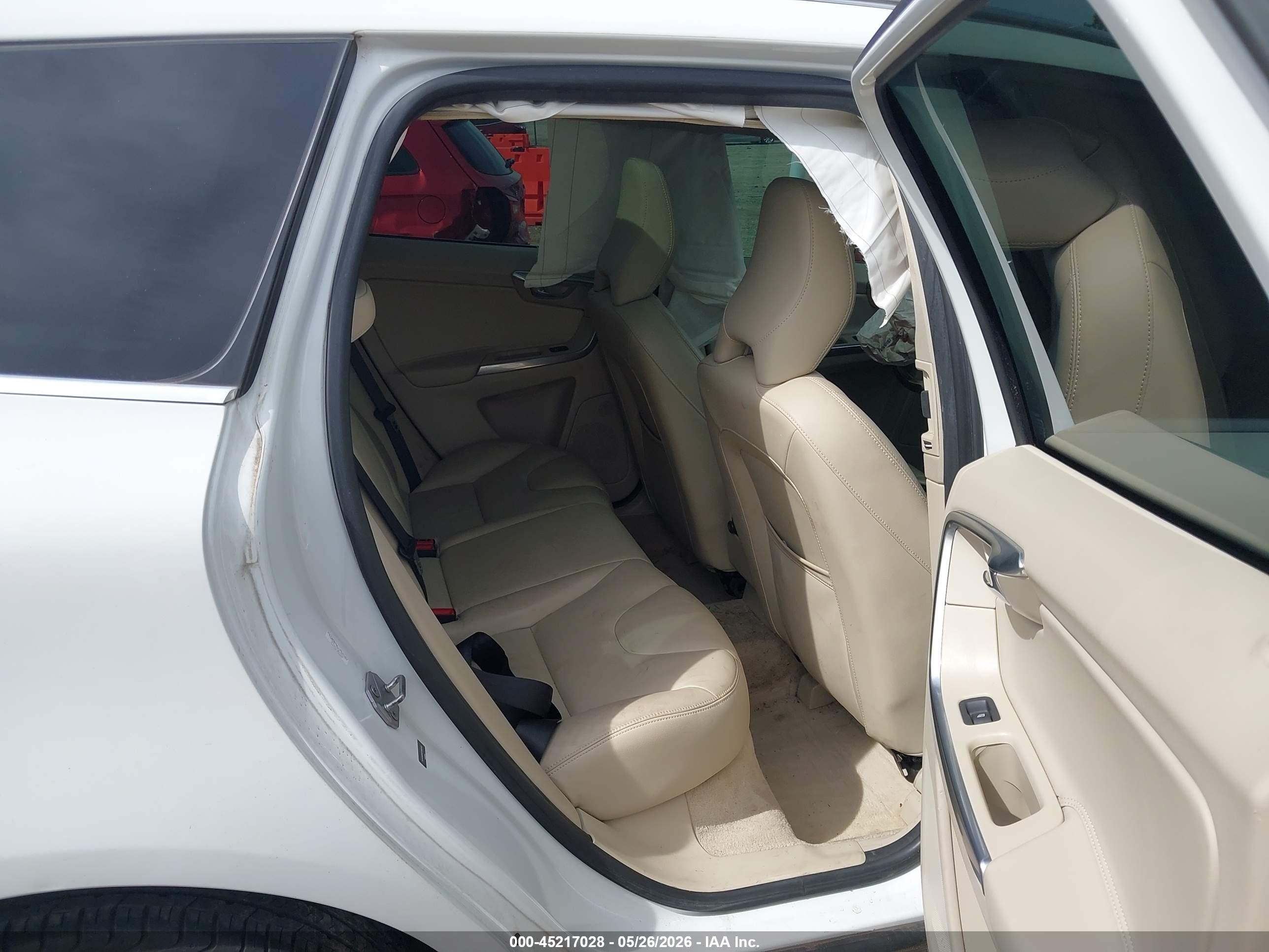 2015 Volvo Xc60 T5 Platinum White vin: YV440MDM3F2698149
