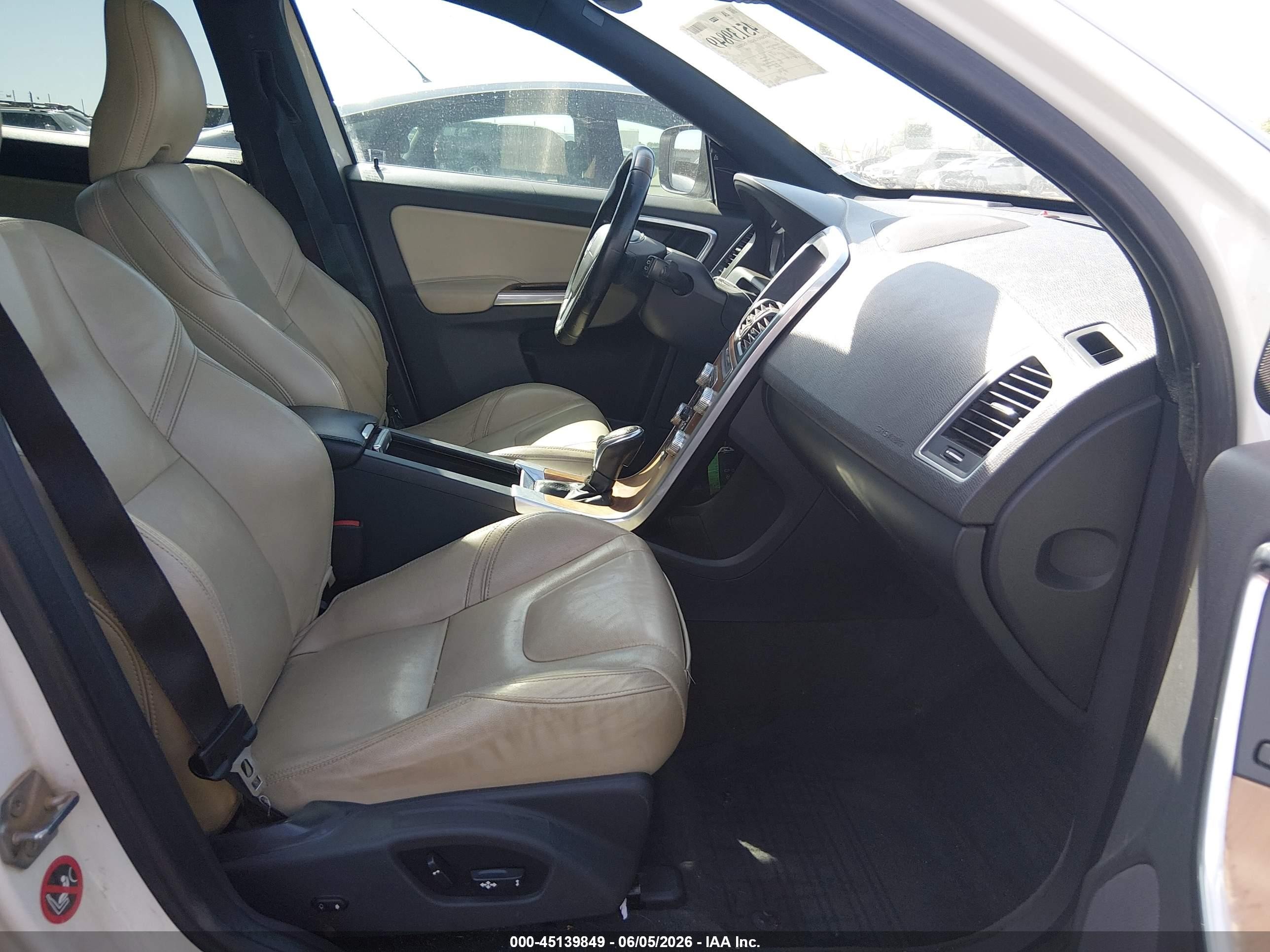 2015 Volvo Xc60 T5 Platinum White vin: YV440MDM3F2706198