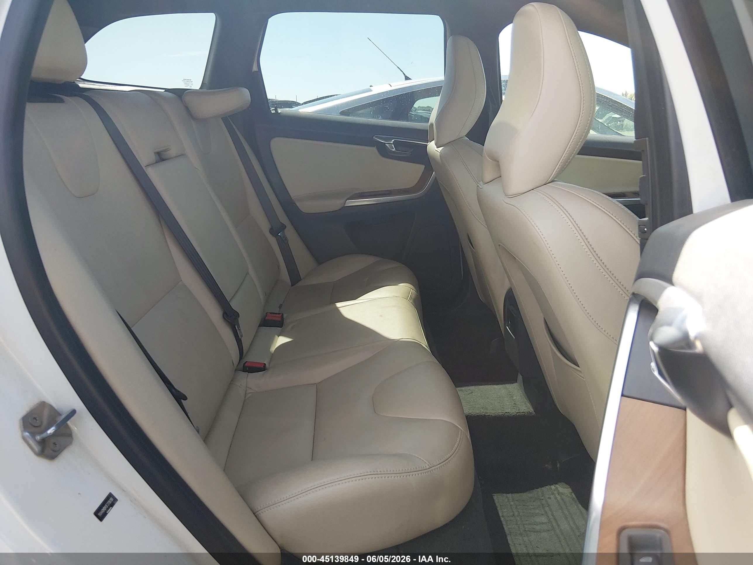 2015 Volvo Xc60 T5 Platinum White vin: YV440MDM3F2706198