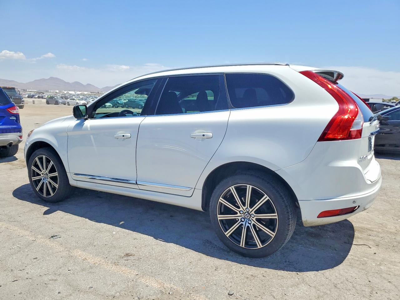 2015 Volvo Xc60 T5 Platinum White vin: YV440MDM5F2736822